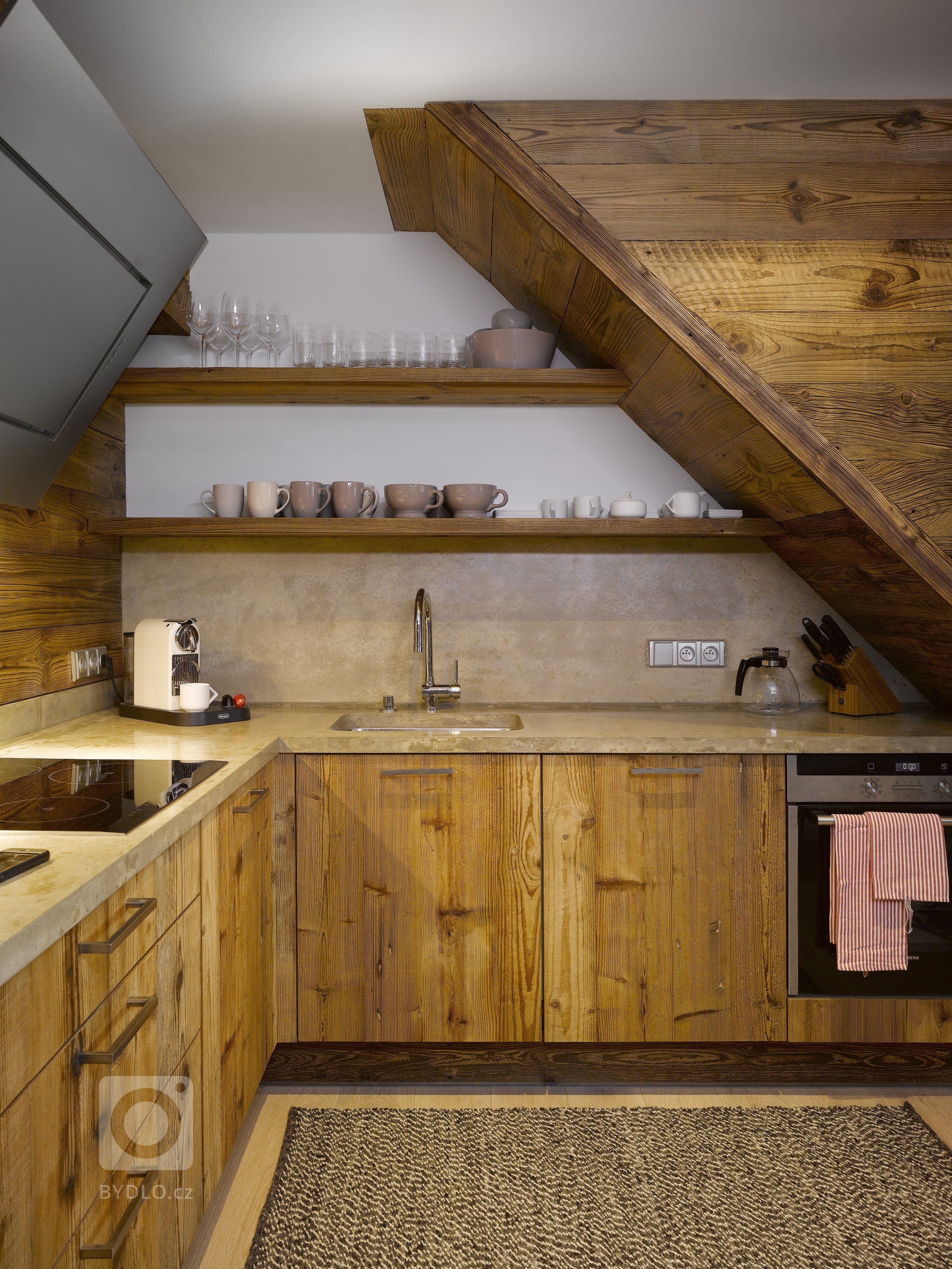 Víkendy trávené na venkově nemusí být vždy podmíněny vlastnictvím chalupy. Dvoupodlažní apartmán v bytovém domě na Šumavě nabízí atmosféru horské chalupy,…