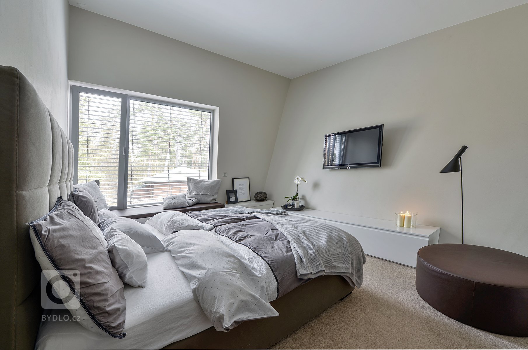 Naše studio do projektu vstoupilo ve fázi, kdy už byla přesně dána konstrukční a materiálová podoba domu. Návrh funkční dispozice prostor domu a stejně tak…