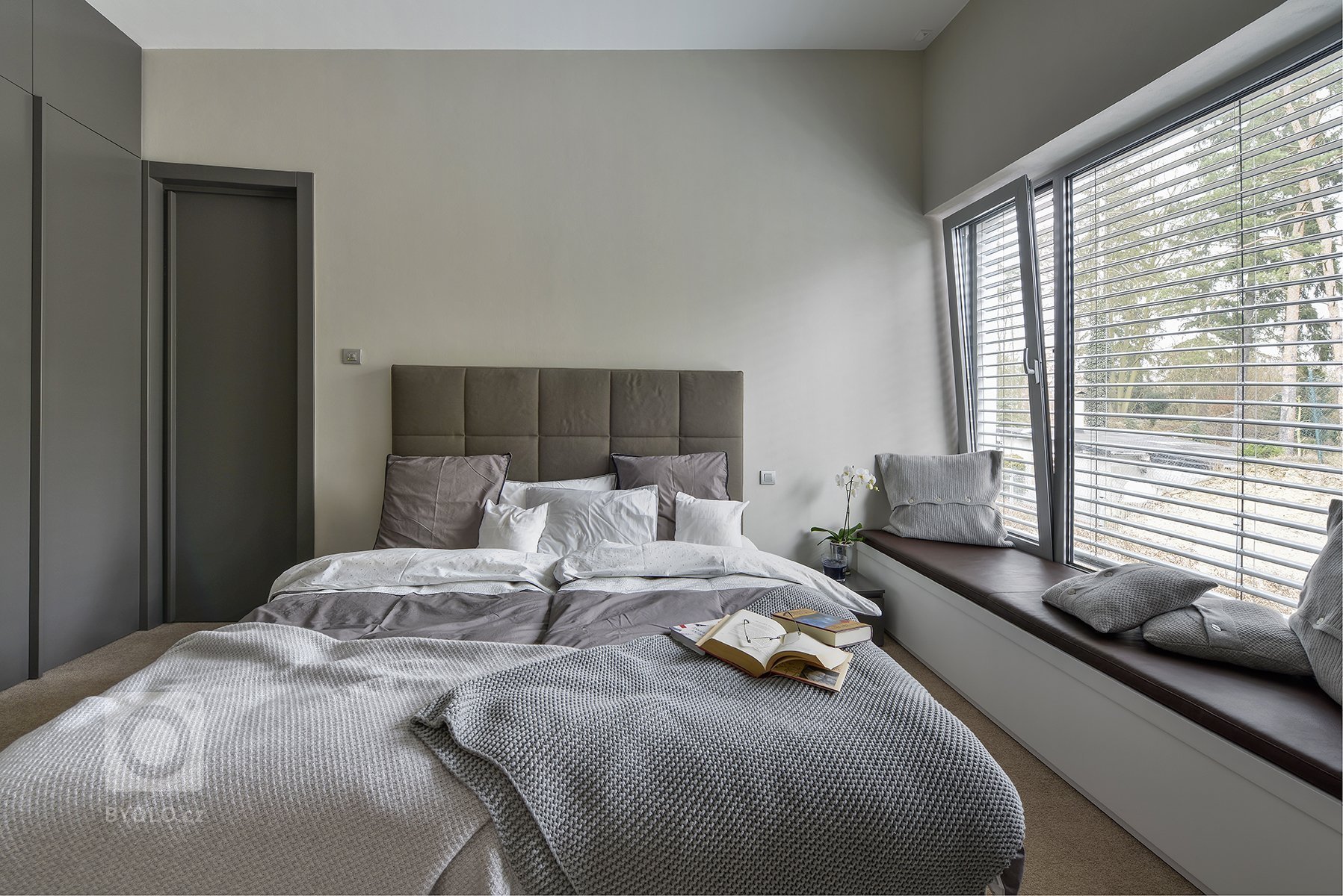 Naše studio do projektu vstoupilo ve fázi, kdy už byla přesně dána konstrukční a materiálová podoba domu. Návrh funkční dispozice prostor domu a stejně tak…