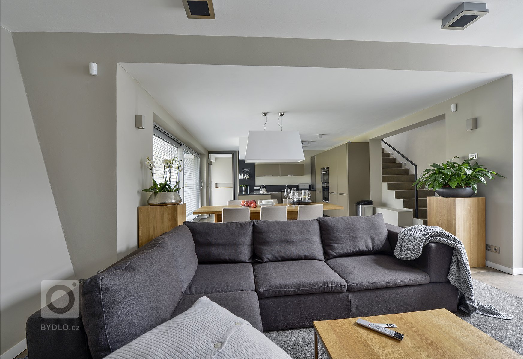 Naše studio do projektu vstoupilo ve fázi, kdy už byla přesně dána konstrukční a materiálová podoba domu. Návrh funkční dispozice prostor domu a stejně tak…