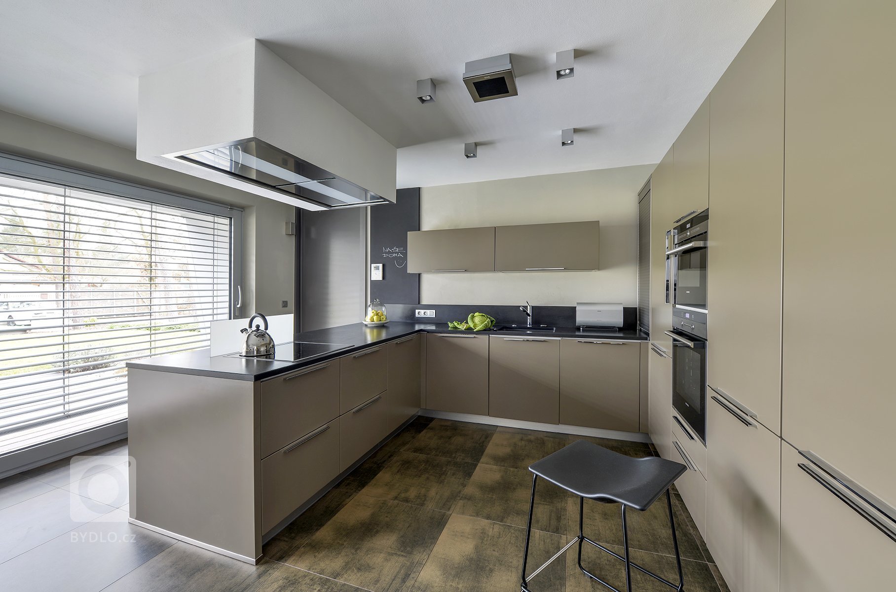 Naše studio do projektu vstoupilo ve fázi, kdy už byla přesně dána konstrukční a materiálová podoba domu. Návrh funkční dispozice prostor domu a stejně tak…