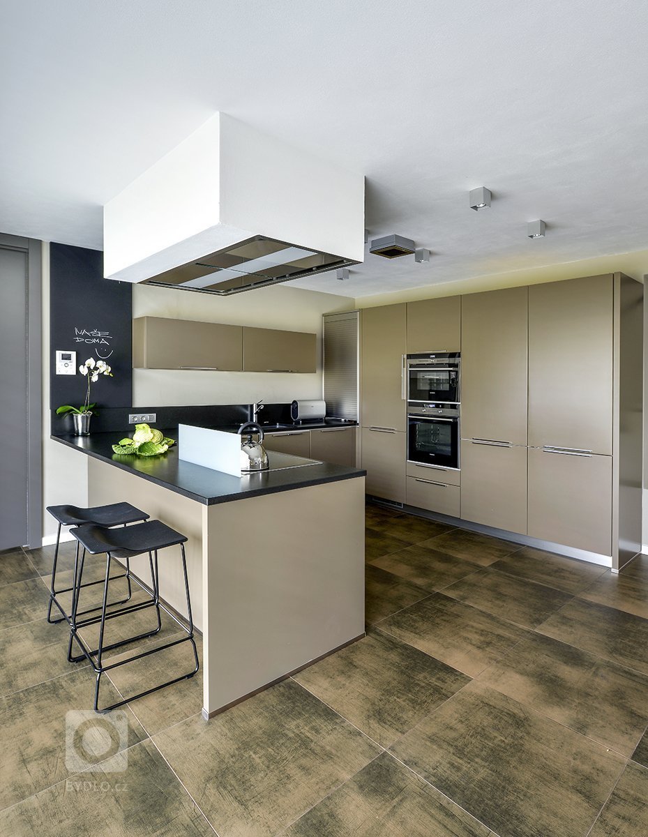 Naše studio do projektu vstoupilo ve fázi, kdy už byla přesně dána konstrukční a materiálová podoba domu. Návrh funkční dispozice prostor domu a stejně tak…