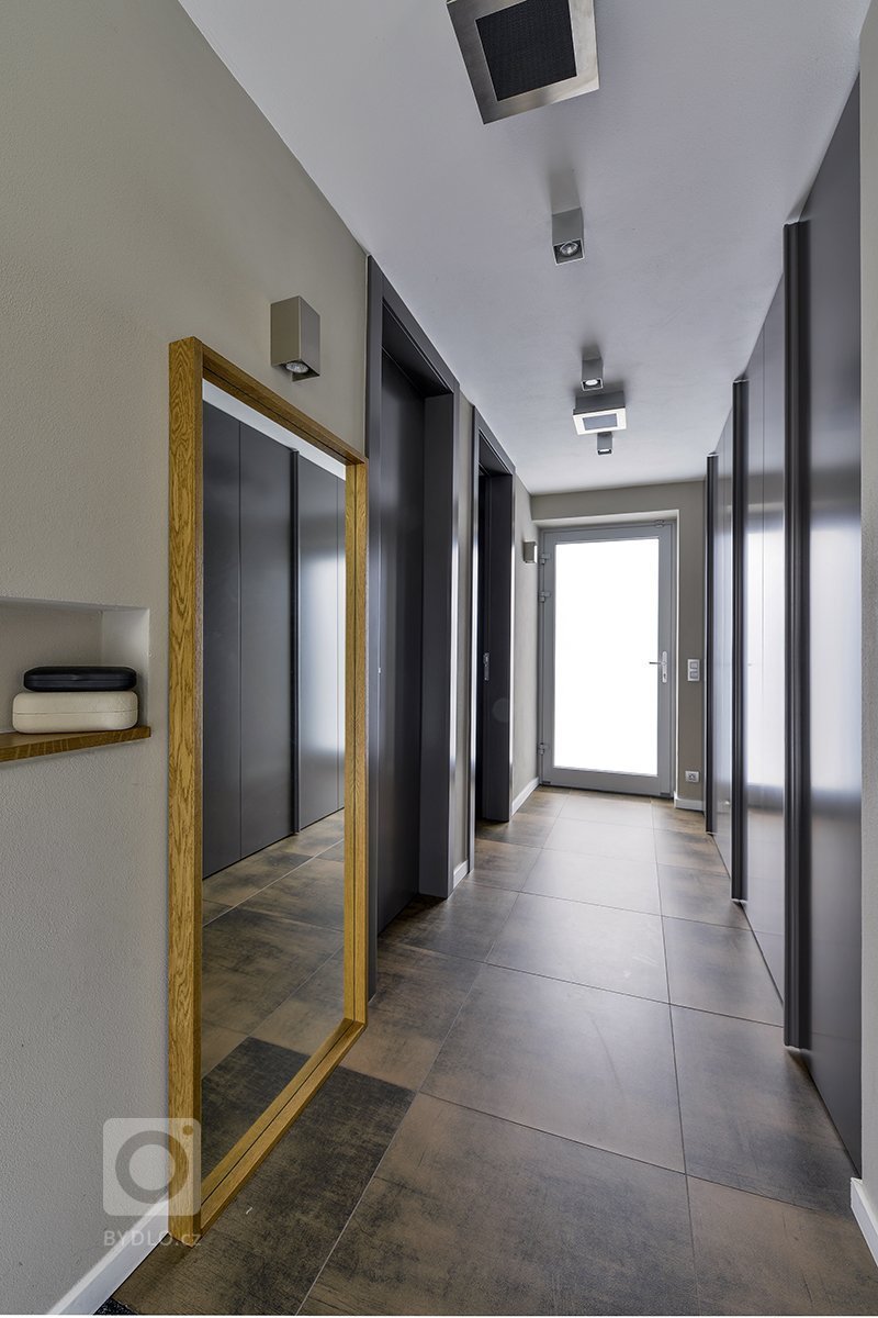 Naše studio do projektu vstoupilo ve fázi, kdy už byla přesně dána konstrukční a materiálová podoba domu. Návrh funkční dispozice prostor domu a stejně tak…