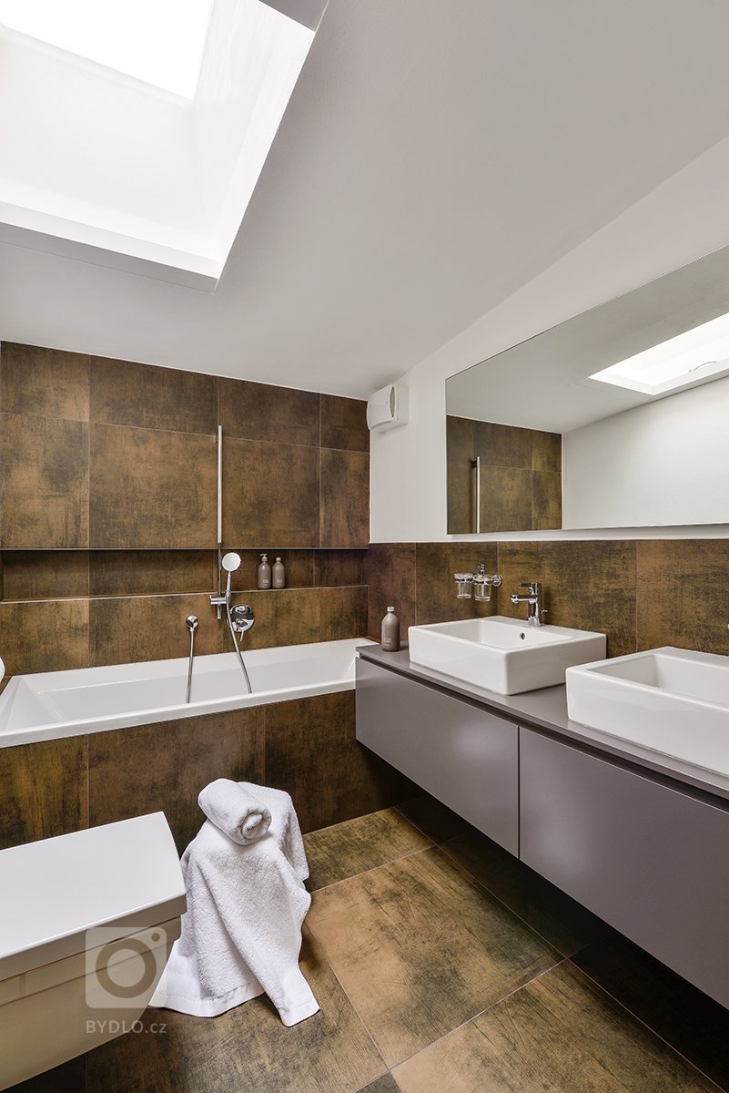 Naše studio do projektu vstoupilo ve fázi, kdy už byla přesně dána konstrukční a materiálová podoba domu. Návrh funkční dispozice prostor domu a stejně tak…