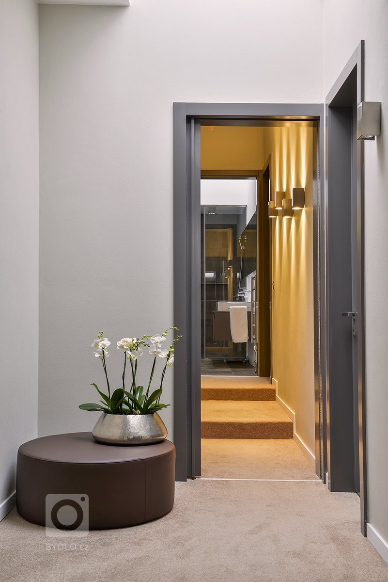 Naše studio do projektu vstoupilo ve fázi, kdy už byla přesně dána konstrukční a materiálová podoba domu. Návrh funkční dispozice prostor domu a stejně tak…