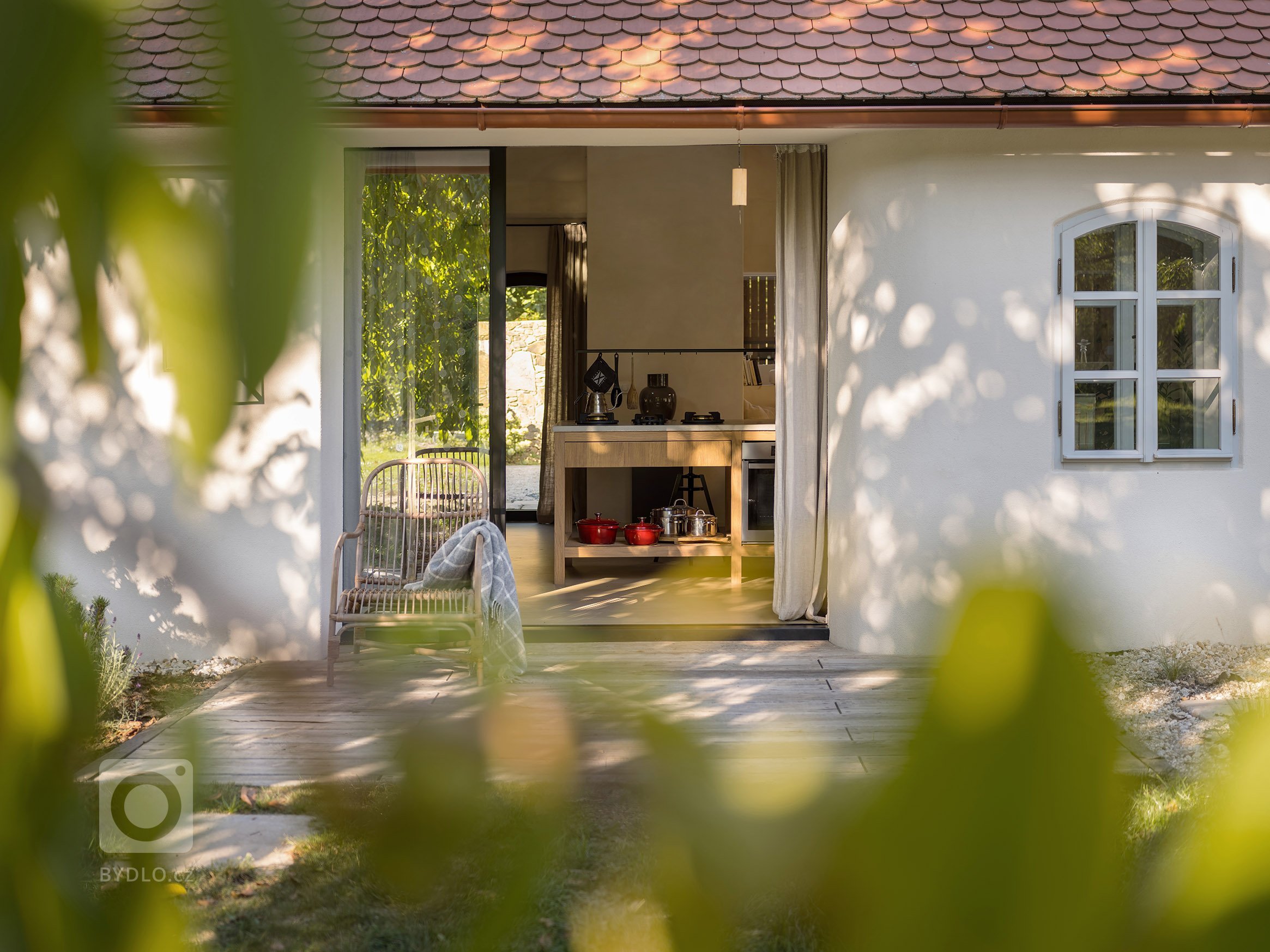 Kompletní návrh a realizace rekonstrukce starého domu včetně přilehlých budov a zahrady. Tu jmse tvořili společně se zahradním architektem Janem Záhorou.&nbsp;
