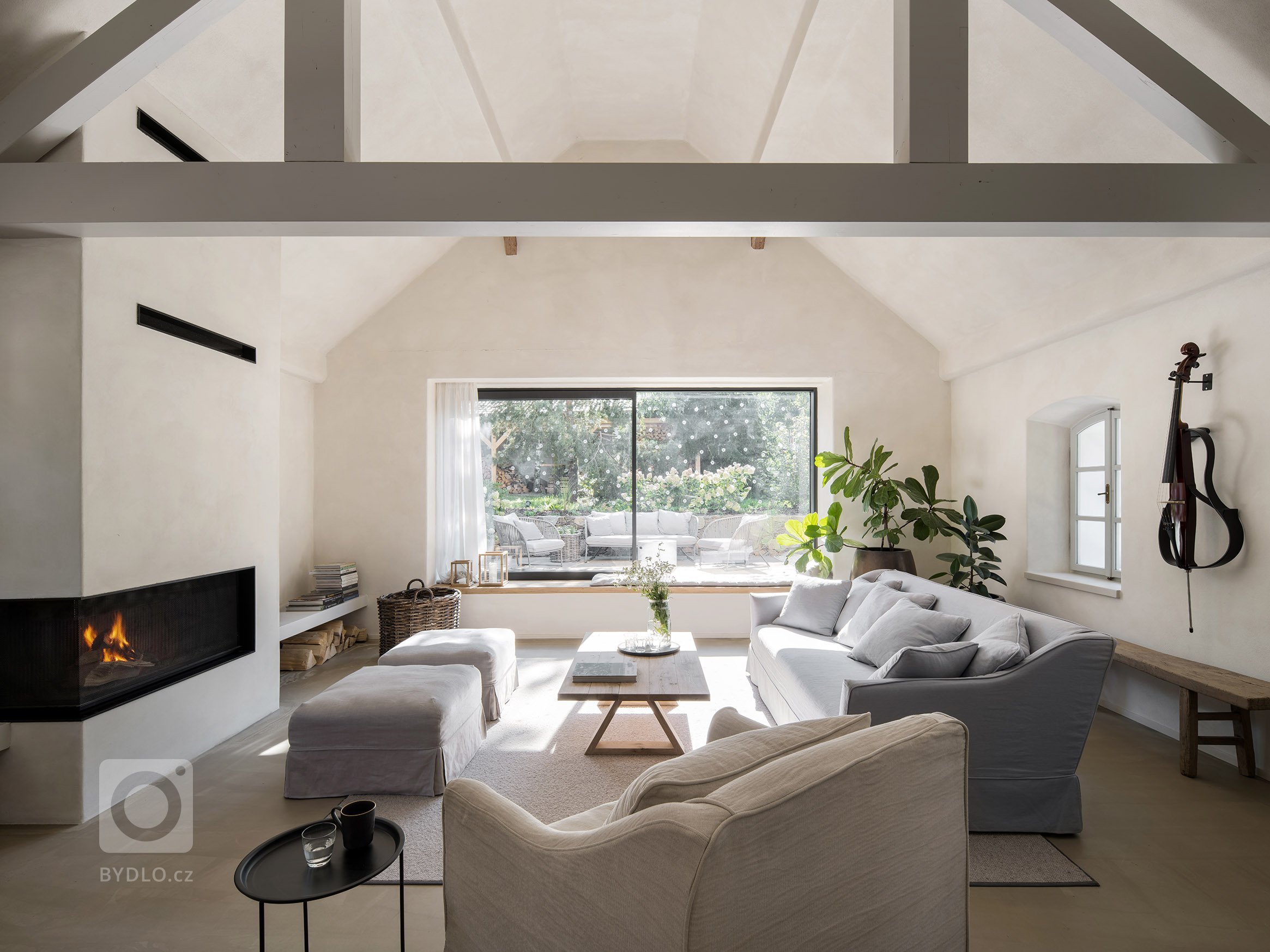 Kompletní návrh a realizace rekonstrukce starého domu včetně přilehlých budov a zahrady. Tu jmse tvořili společně se zahradním architektem Janem Záhorou.&nbsp;
