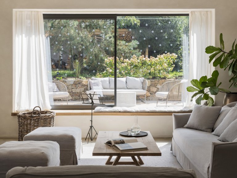 Kompletní návrh a realizace rekonstrukce starého domu včetně přilehlých budov a zahrady. Tu jmse tvořili společně se zahradním architektem Janem Záhorou.&nbsp;
