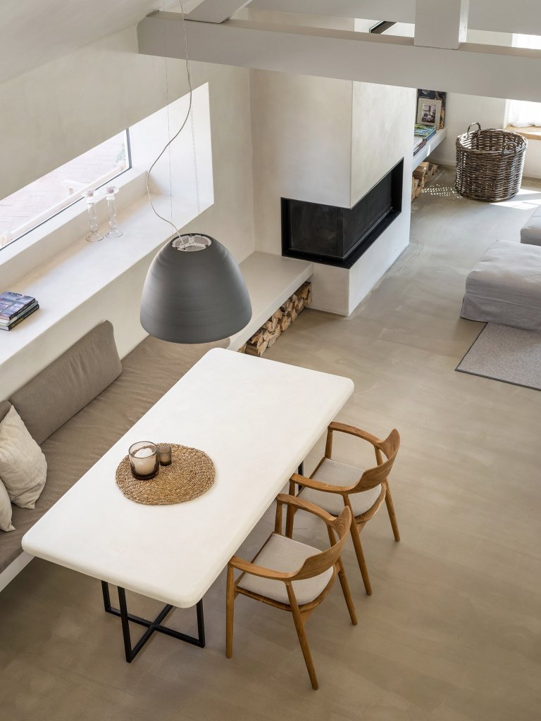 Kompletní návrh a realizace rekonstrukce starého domu včetně přilehlých budov a zahrady. Tu jmse tvořili společně se zahradním architektem Janem Záhorou.&nbsp;
