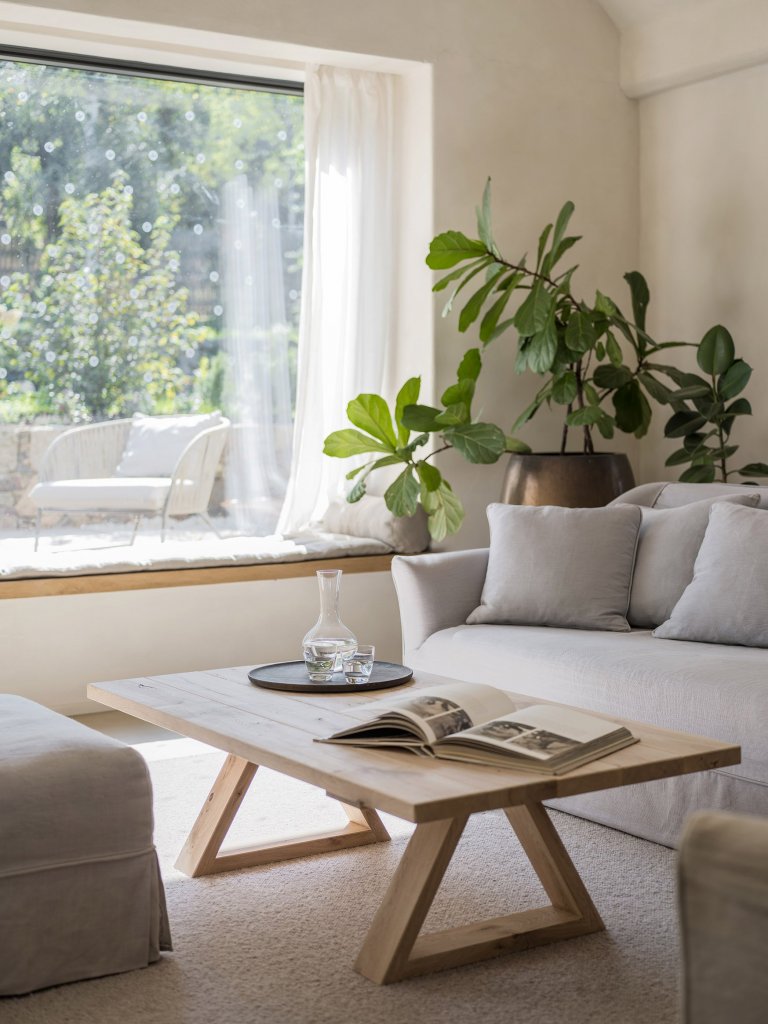 Kompletní návrh a realizace rekonstrukce starého domu včetně přilehlých budov a zahrady. Tu jmse tvořili společně se zahradním architektem Janem Záhorou.&nbsp;
