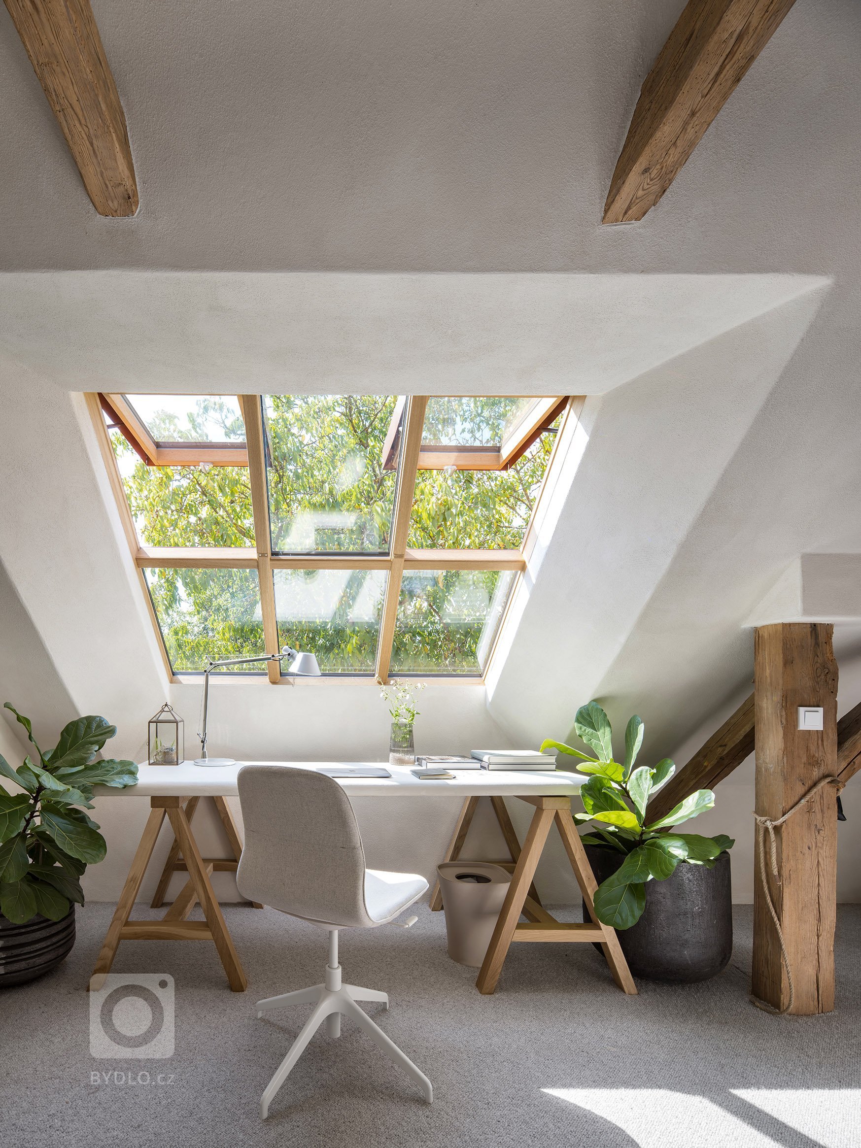 Kompletní návrh a realizace rekonstrukce starého domu včetně přilehlých budov a zahrady. Tu jmse tvořili společně se zahradním architektem Janem Záhorou.&nbsp;
