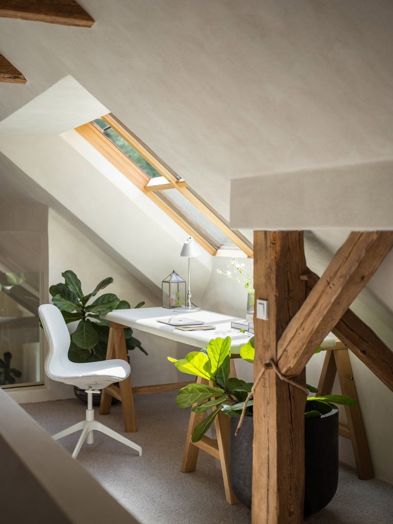 Kompletní návrh a realizace rekonstrukce starého domu včetně přilehlých budov a zahrady. Tu jmse tvořili společně se zahradním architektem Janem Záhorou.&nbsp;
