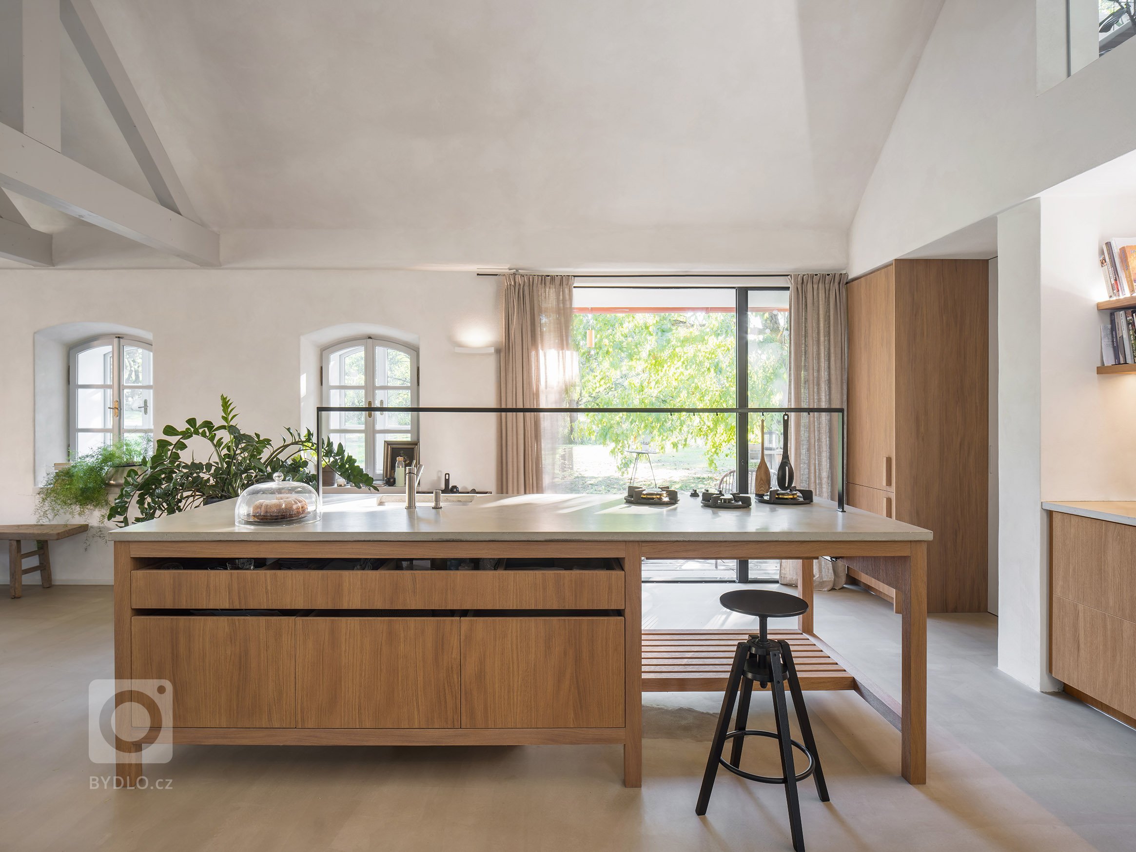 Kompletní návrh a realizace rekonstrukce starého domu včetně přilehlých budov a zahrady. Tu jmse tvořili společně se zahradním architektem Janem Záhorou.&nbsp;
