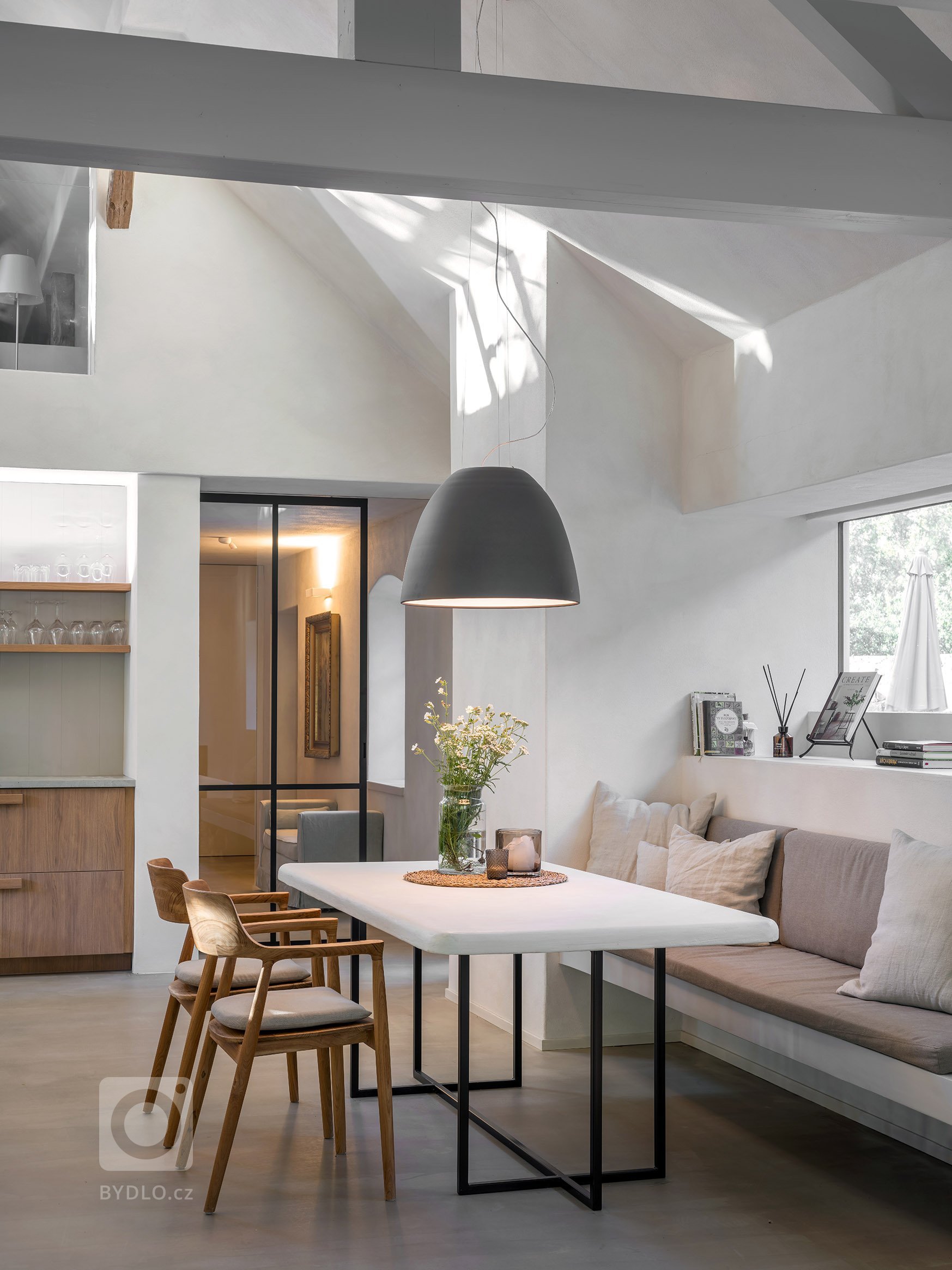 Kompletní návrh a realizace rekonstrukce starého domu včetně přilehlých budov a zahrady. Tu jmse tvořili společně se zahradním architektem Janem Záhorou.&nbsp;
