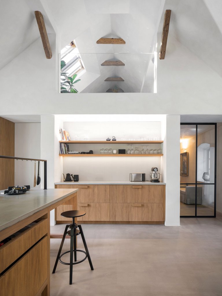 Kompletní návrh a realizace rekonstrukce starého domu včetně přilehlých budov a zahrady. Tu jmse tvořili společně se zahradním architektem Janem Záhorou.&nbsp;
