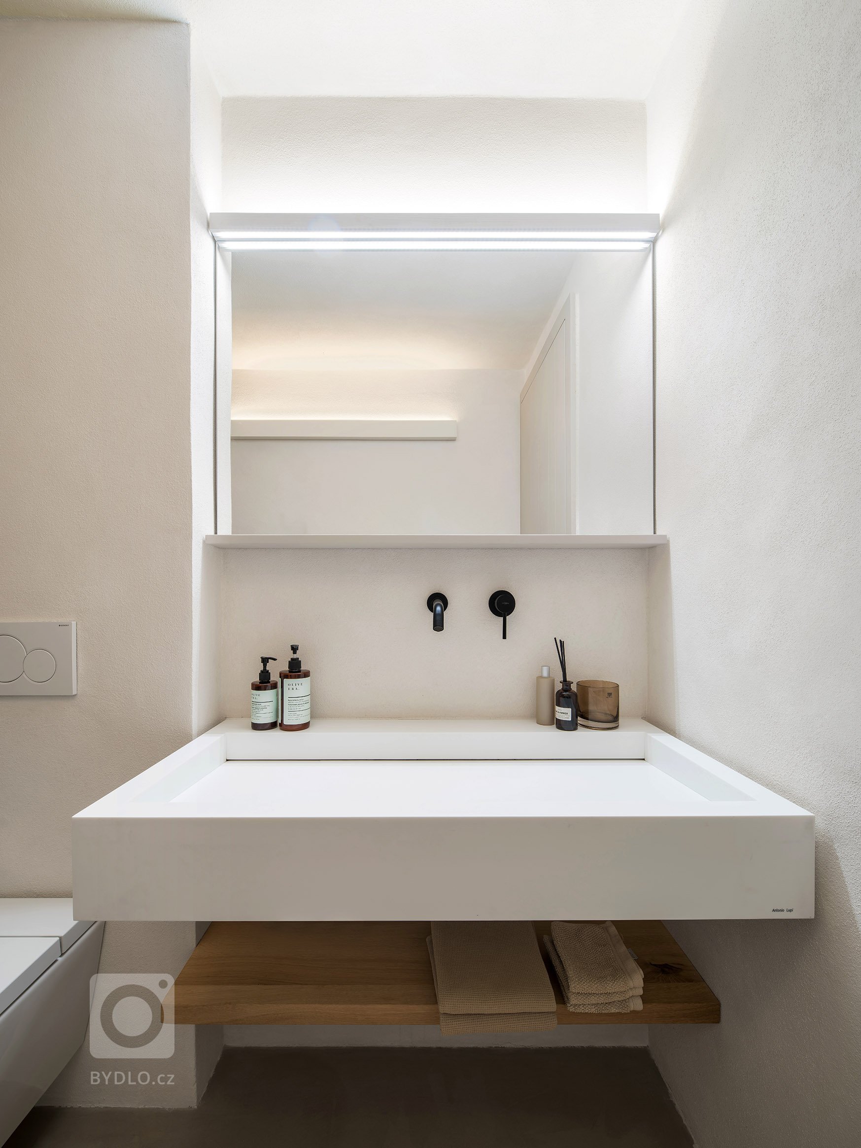 Kompletní návrh a realizace rekonstrukce starého domu včetně přilehlých budov a zahrady. Tu jmse tvořili společně se zahradním architektem Janem Záhorou.&nbsp;
