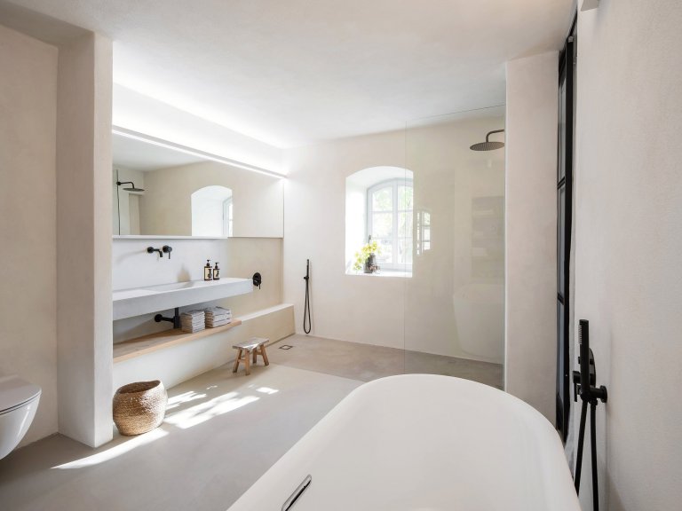 Kompletní návrh a realizace rekonstrukce starého domu včetně přilehlých budov a zahrady. Tu jmse tvořili společně se zahradním architektem Janem Záhorou.&nbsp;
