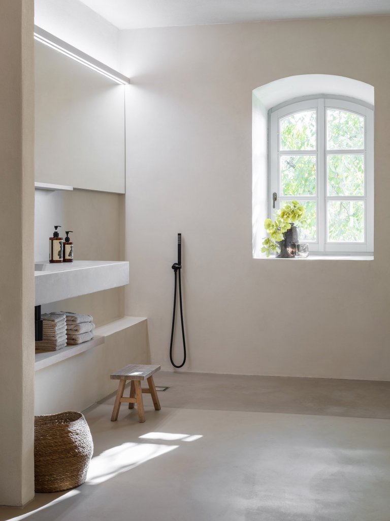 Kompletní návrh a realizace rekonstrukce starého domu včetně přilehlých budov a zahrady. Tu jmse tvořili společně se zahradním architektem Janem Záhorou.&nbsp;
