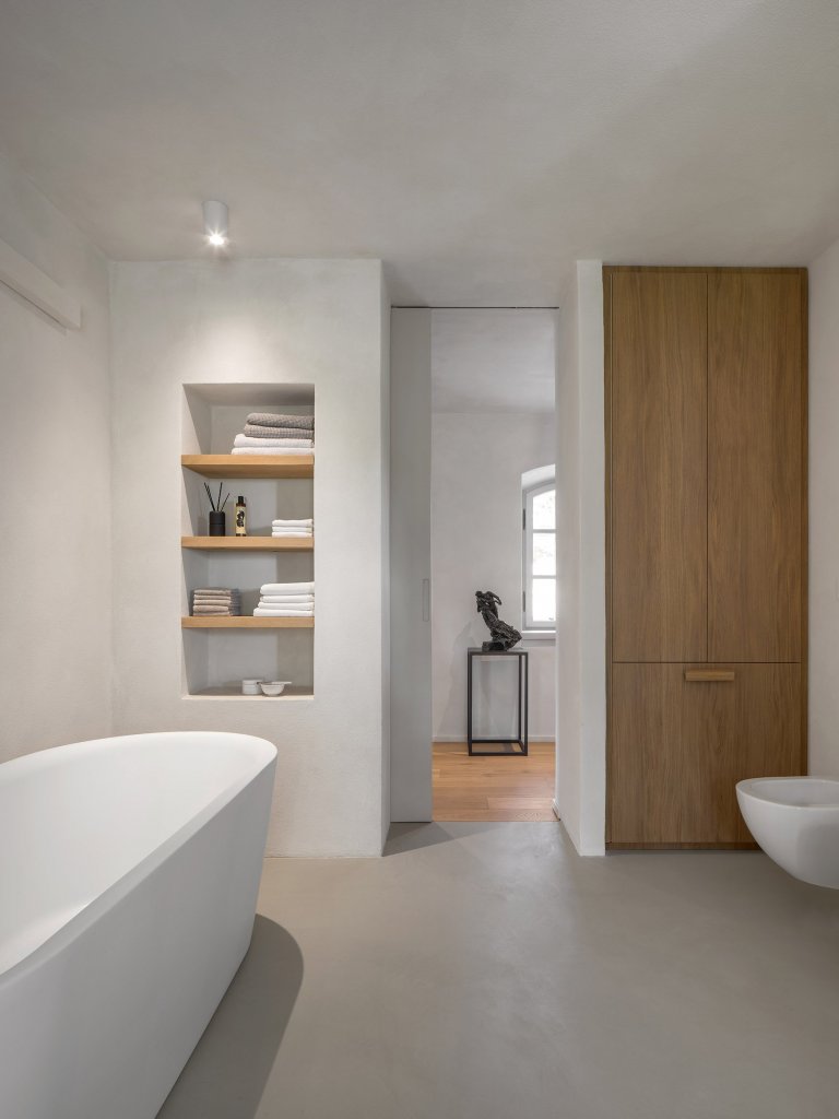 Kompletní návrh a realizace rekonstrukce starého domu včetně přilehlých budov a zahrady. Tu jmse tvořili společně se zahradním architektem Janem Záhorou.&nbsp;
