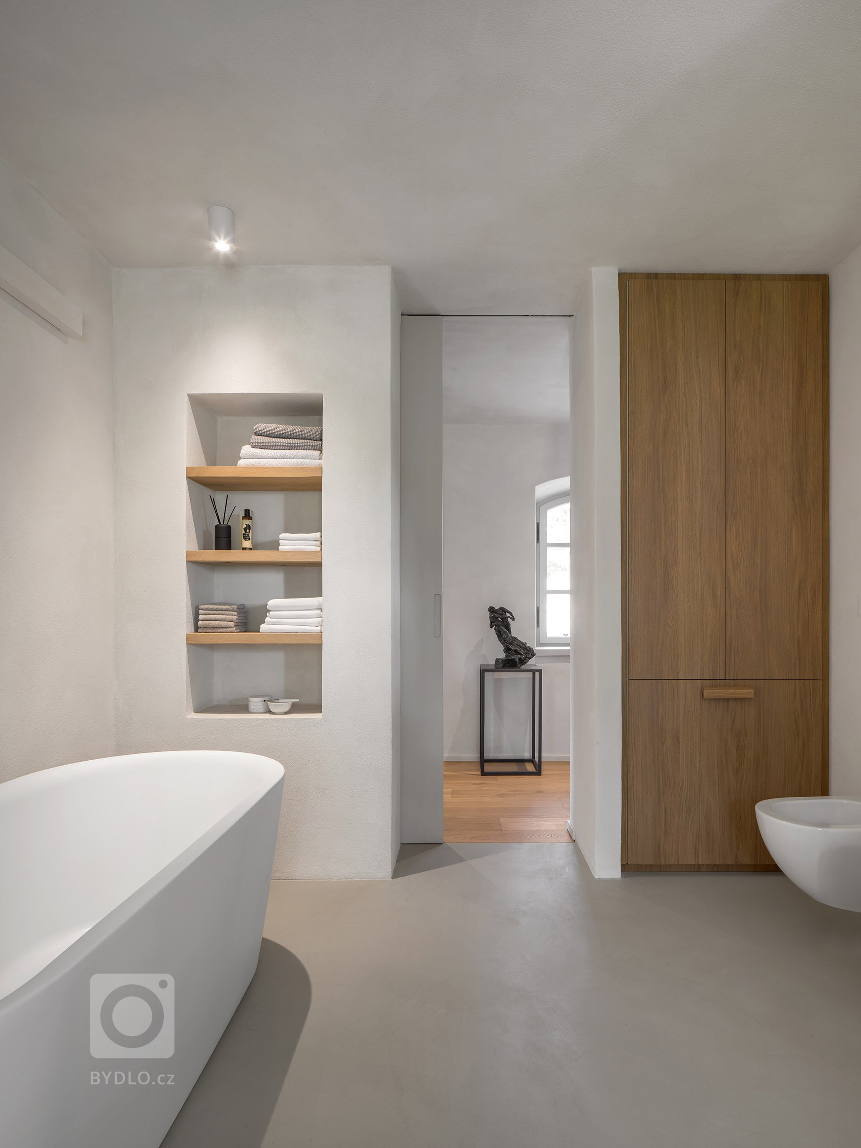 Kompletní návrh a realizace rekonstrukce starého domu včetně přilehlých budov a zahrady. Tu jmse tvořili společně se zahradním architektem Janem Záhorou.&nbsp;
