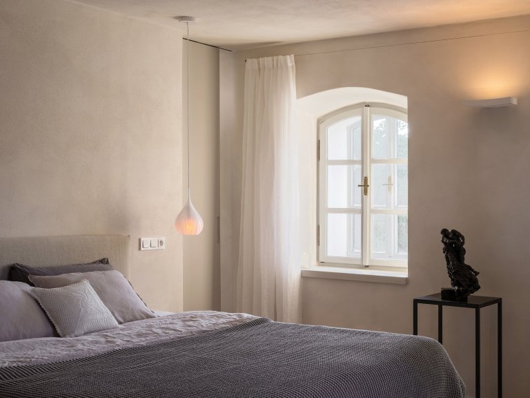 Kompletní návrh a realizace rekonstrukce starého domu včetně přilehlých budov a zahrady. Tu jmse tvořili společně se zahradním architektem Janem Záhorou.&nbsp;
