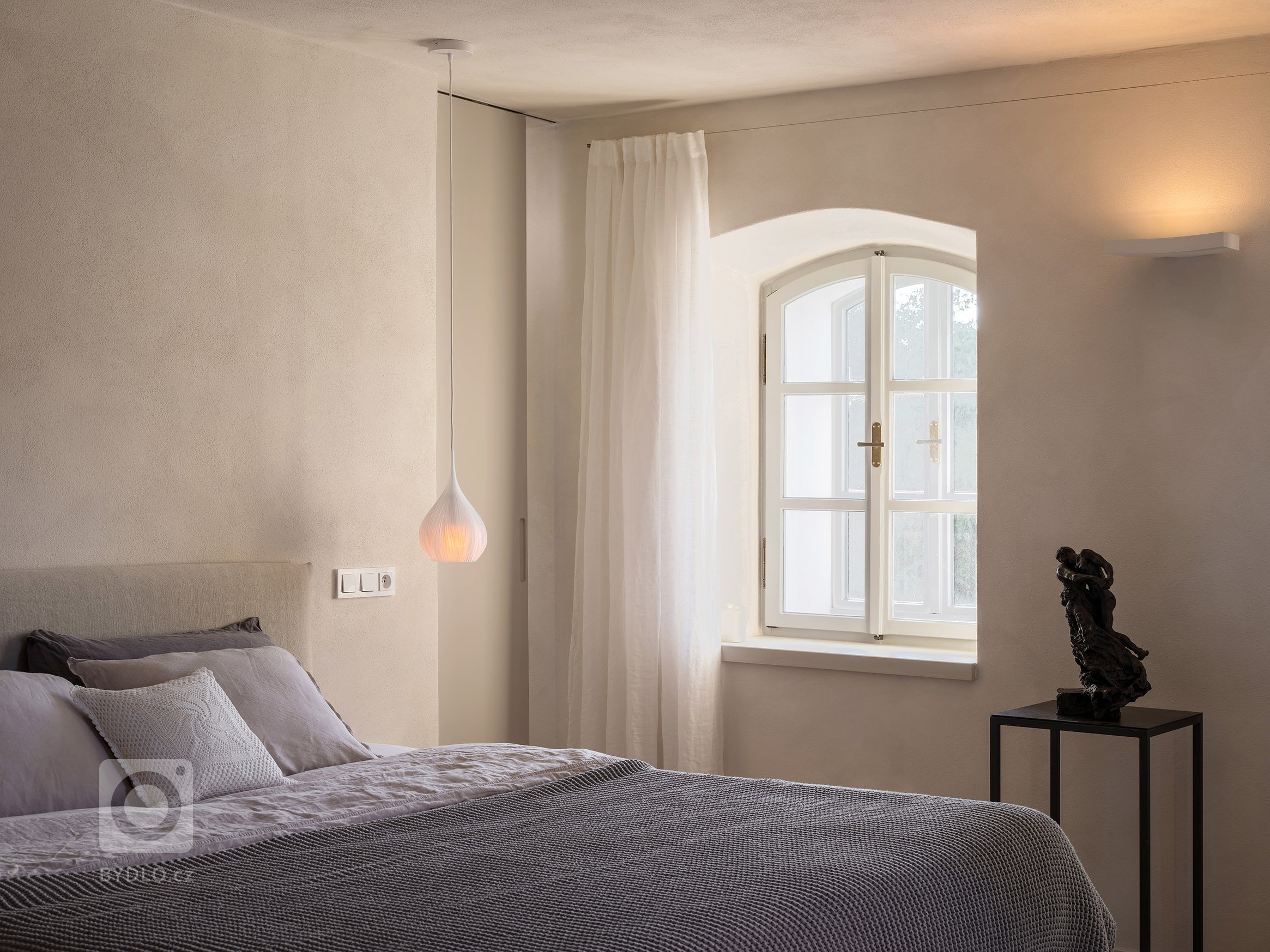 Kompletní návrh a realizace rekonstrukce starého domu včetně přilehlých budov a zahrady. Tu jmse tvořili společně se zahradním architektem Janem Záhorou.&nbsp;
