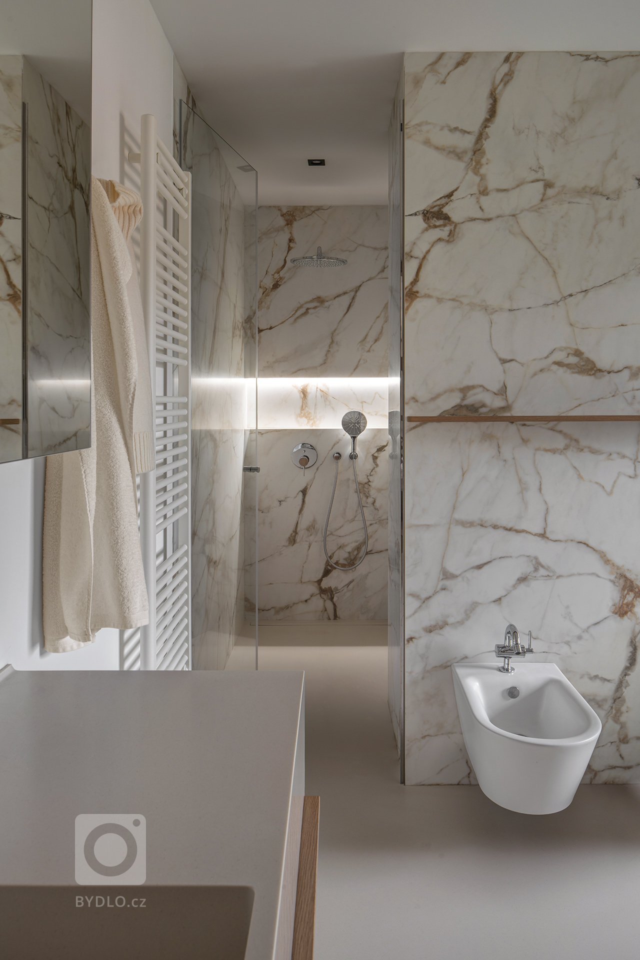 KOMPLETNÍ NÁVRH A REALIZACE INTERIÉRU RODINNÉHO DOMU V JEDNODUCHÉM STYLU, KDE PŘEVLÁDAJÍ PŘÍRODNÍ BARVY A MATERIÁLY. PŘI REALIZACI SE NAKONEC MĚNILA I VEŠKERÁ…