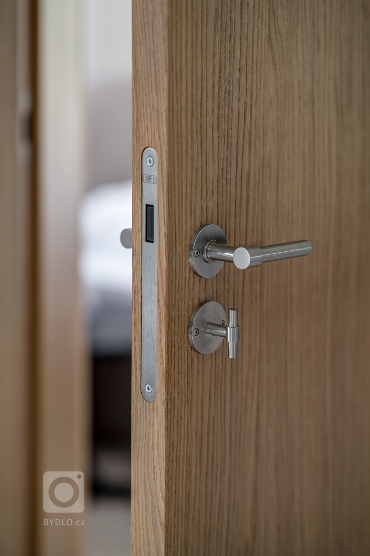 KOMPLETNÍ NÁVRH A REALIZACE INTERIÉRU RODINNÉHO DOMU V JEDNODUCHÉM STYLU, KDE PŘEVLÁDAJÍ PŘÍRODNÍ BARVY A MATERIÁLY. PŘI REALIZACI SE NAKONEC MĚNILA I VEŠKERÁ…