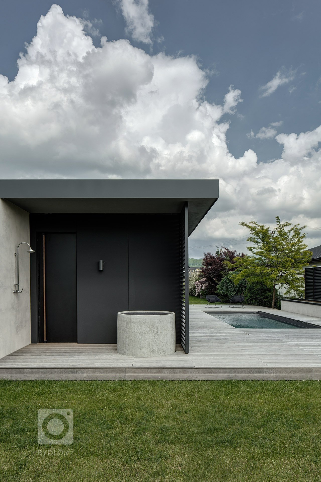 Kompletní návrh a realizace wellness domu včetně urbanistické studie, řešení stavby a dodávky interiéru. Dům byl navržen jako vedlejší stavba k hlavnímu domu s…