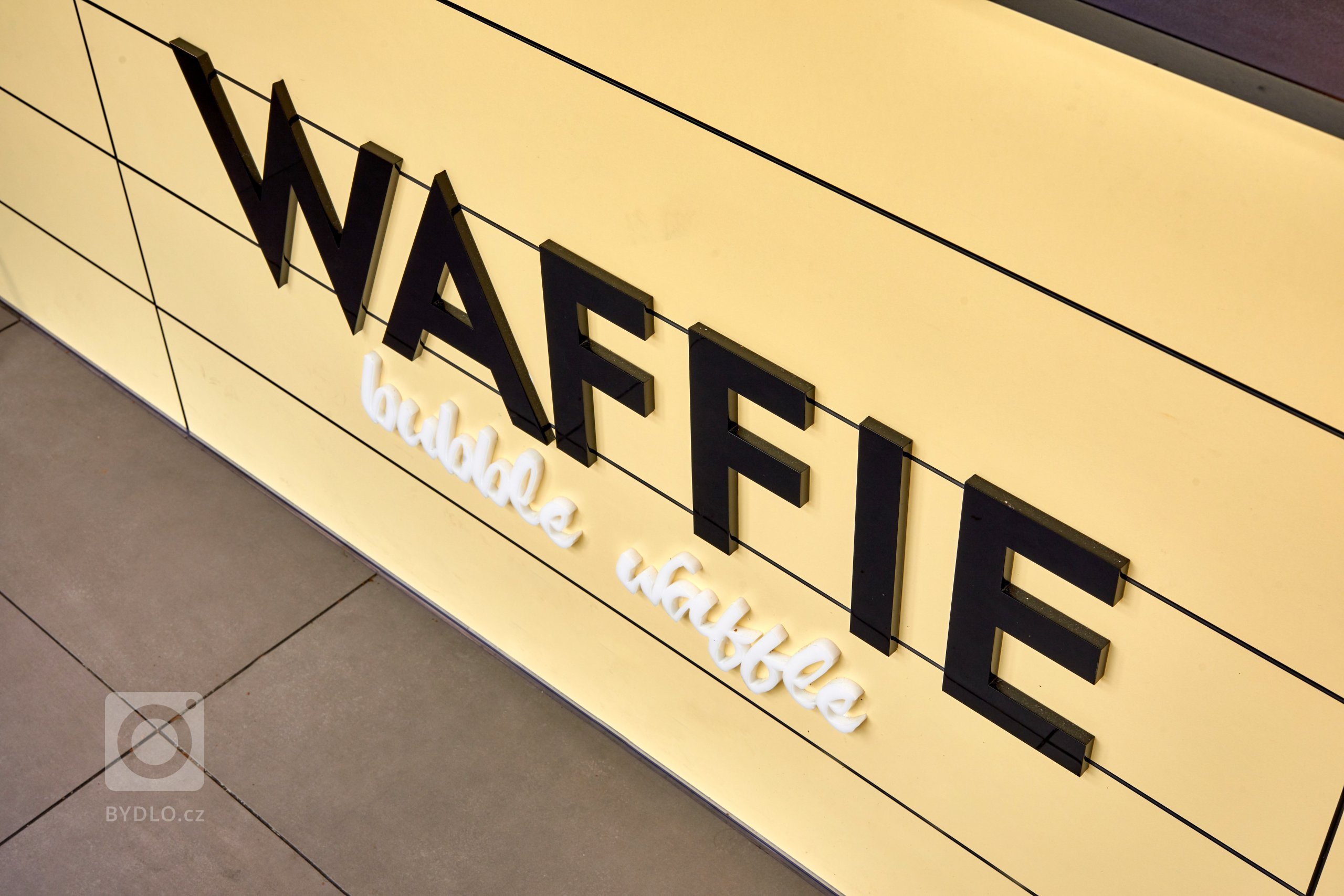 Zrealizovaný projekt prevádzky&nbsp;Waffie&nbsp;v nákupnom centre Eurovea v Bratislave. Kontrastné farebné kombinácie, doplnky, osvetlenie a samotné wafle…