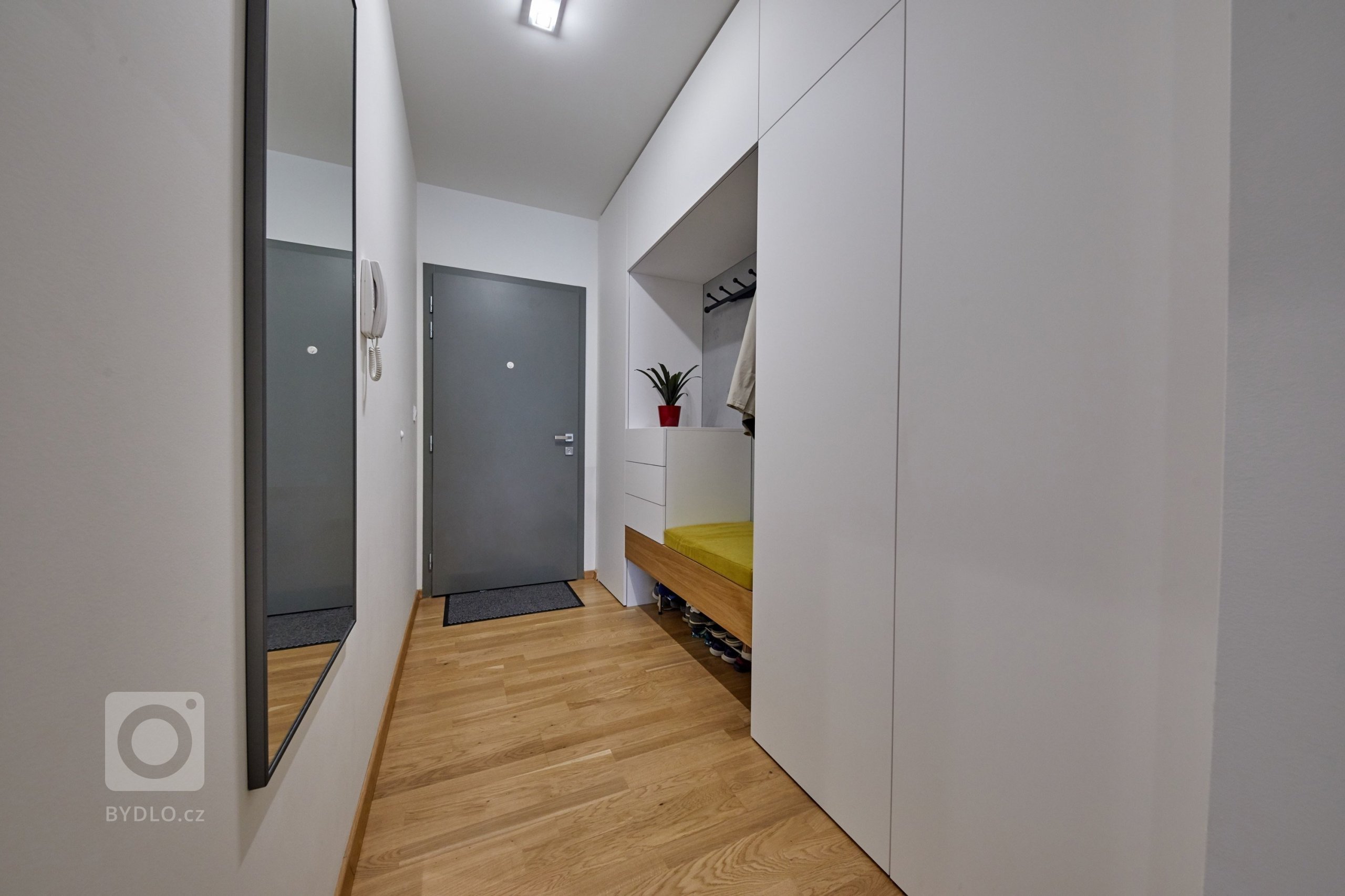 Ďalšia vydarená realizácia interiéru. Tentokrát sa jednalo o byt v Cubicon Gardens v Bratislave.&nbsp; :)

Výnimočné bolo hlavne vyriešenie prepojenia resp.…