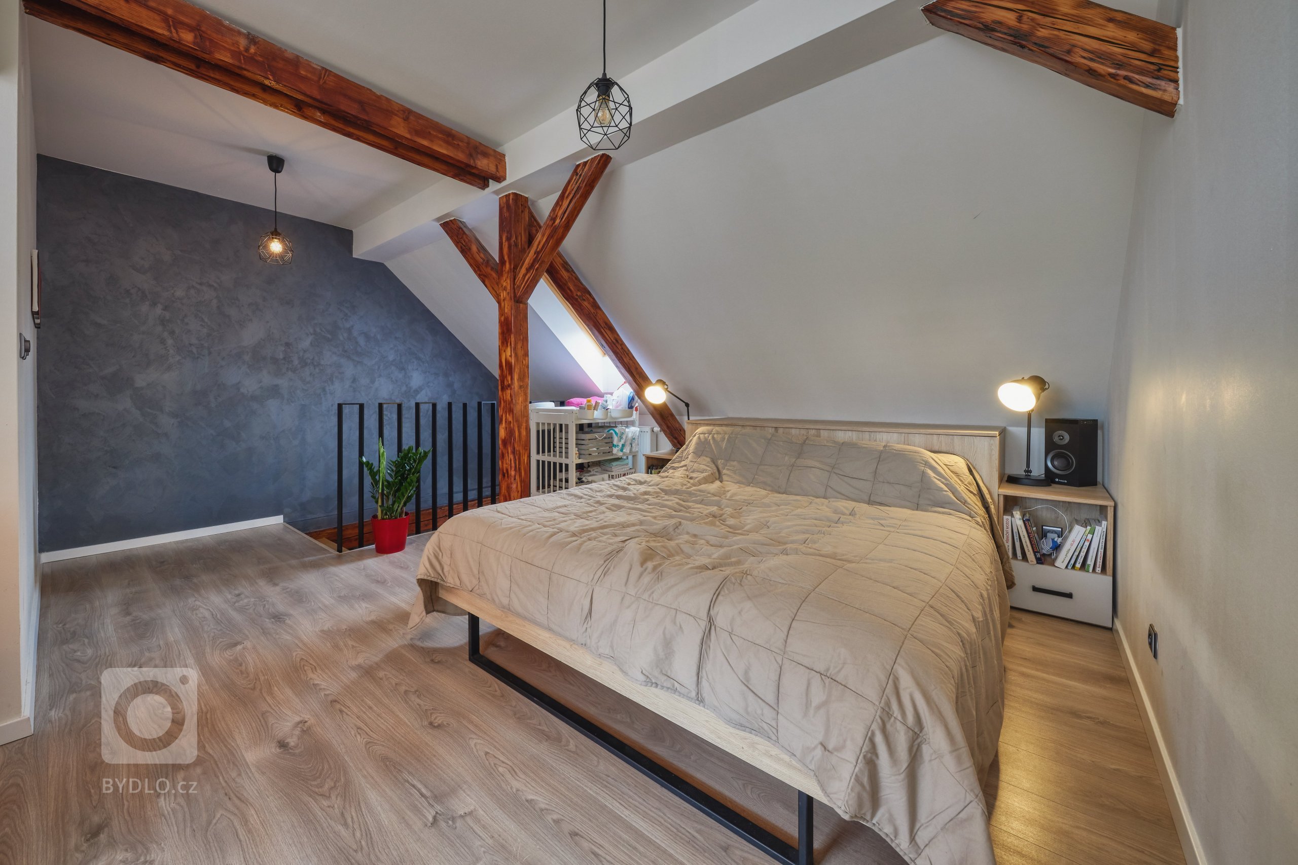 Bytový dom postavený v medzivojnovom období bolo treba zariadiť vhodným nábytkom, vyriešiť povrchové úpravy a doladiť detaily, ktoré mu dávajú jedinečnú…