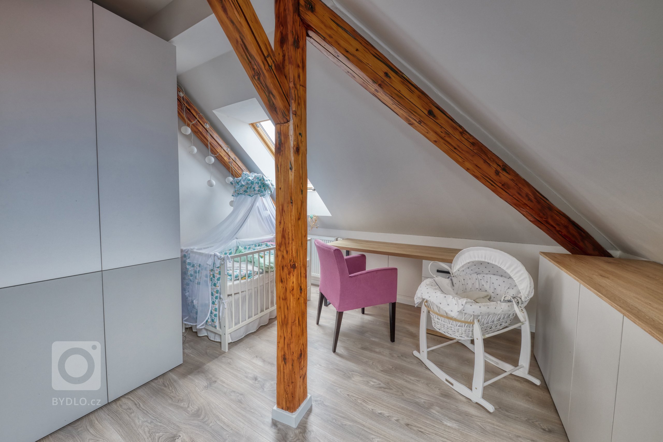 Bytový dom postavený v medzivojnovom období bolo treba zariadiť vhodným nábytkom, vyriešiť povrchové úpravy a doladiť detaily, ktoré mu dávajú jedinečnú…