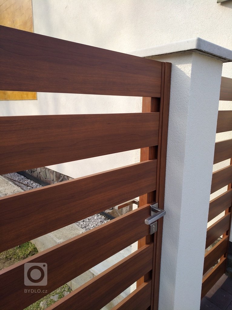 Hliníkový plot v dřevodekoru RAND