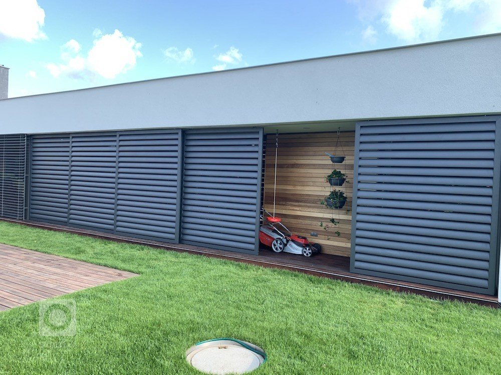 Jedná se o realizaci posuvných paravanů na rodinném domě ve Vracově. Pravany jsou posuvné vždy 3 vlevo a 3 vpravo.&nbsp;Účel paravanů je jednak stínění na jih…