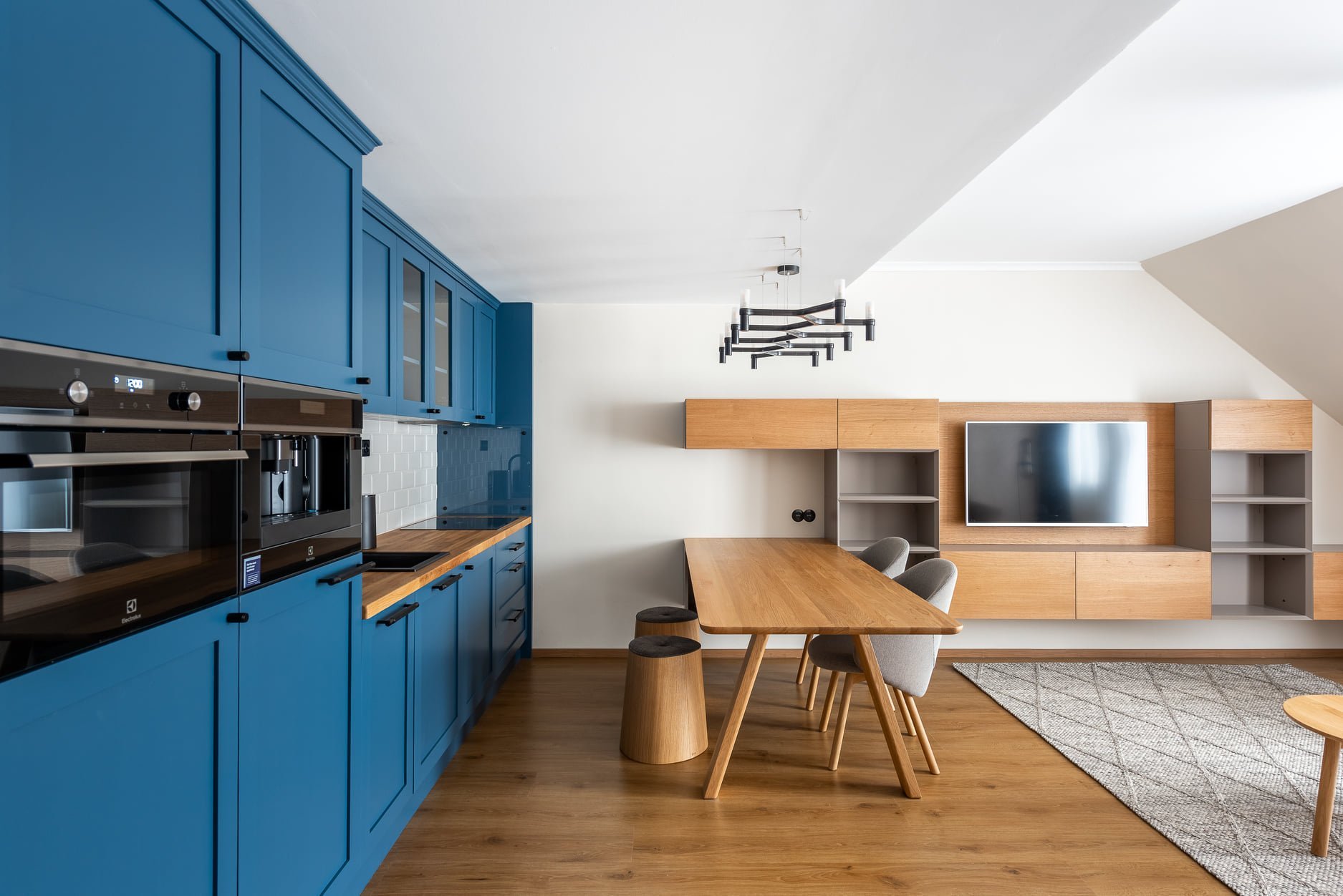 Apartmán s modrou kuchyňskou linkou