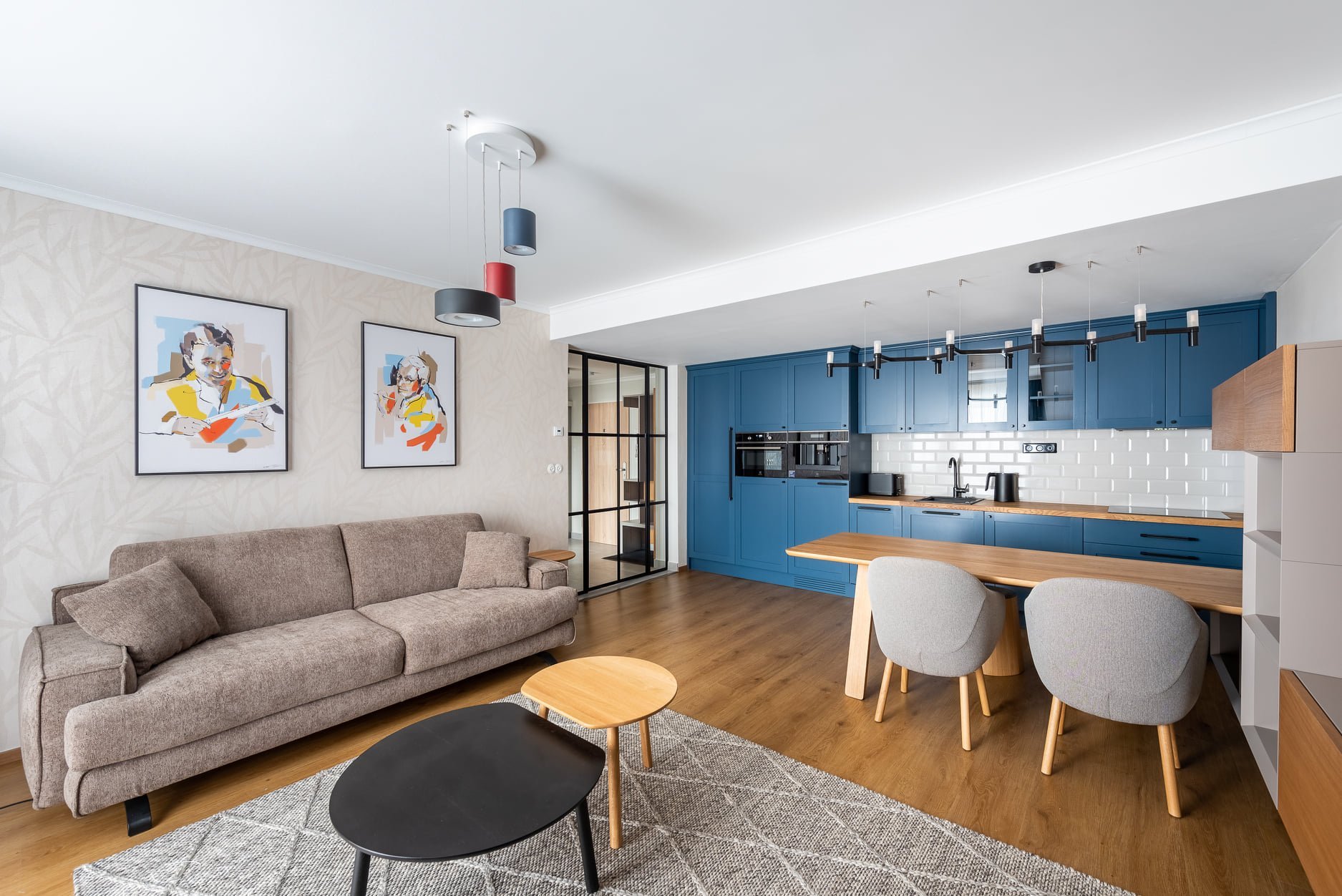 Apartmán s modrou kuchyňskou linkou