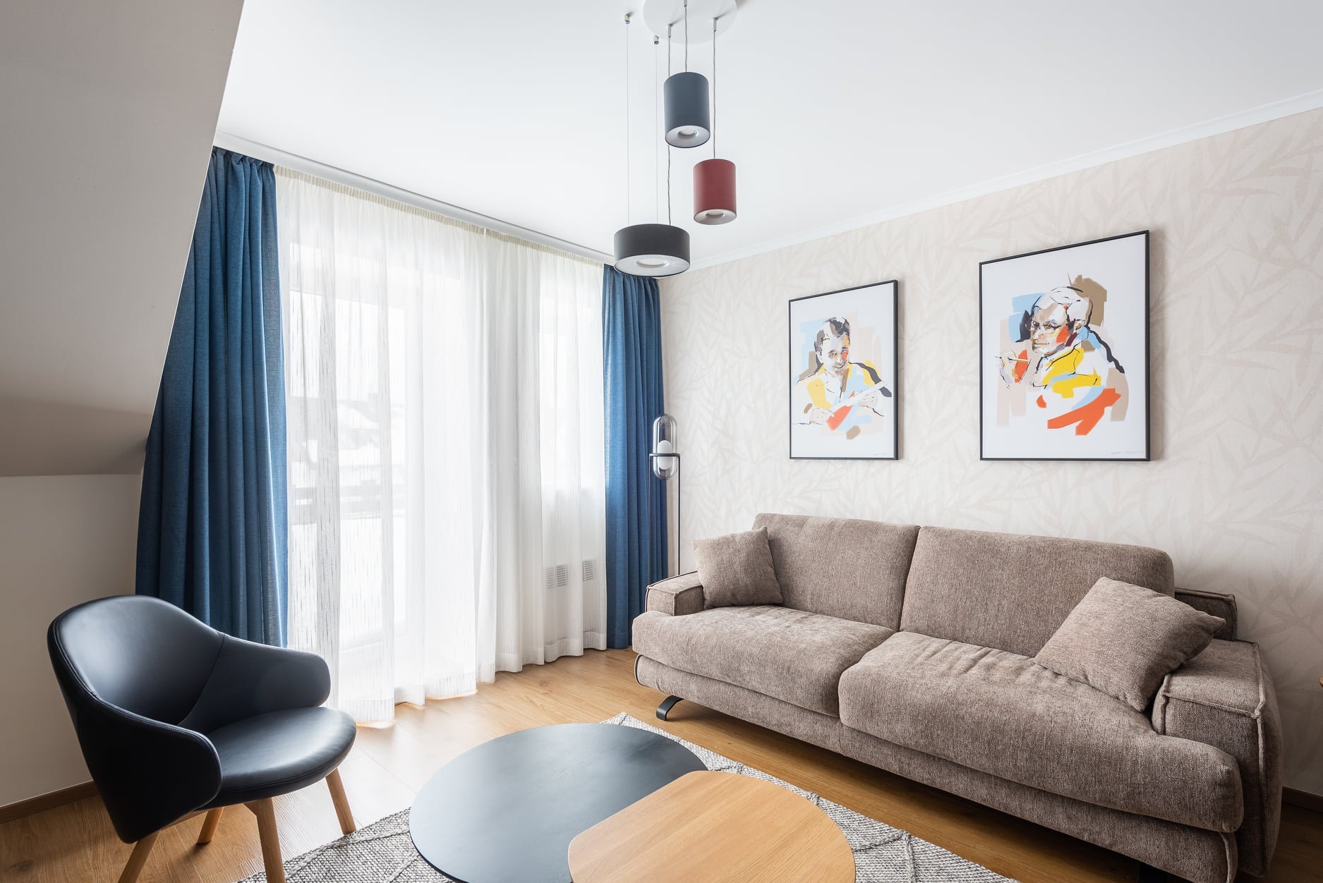 Apartmán s modrou kuchyňskou linkou