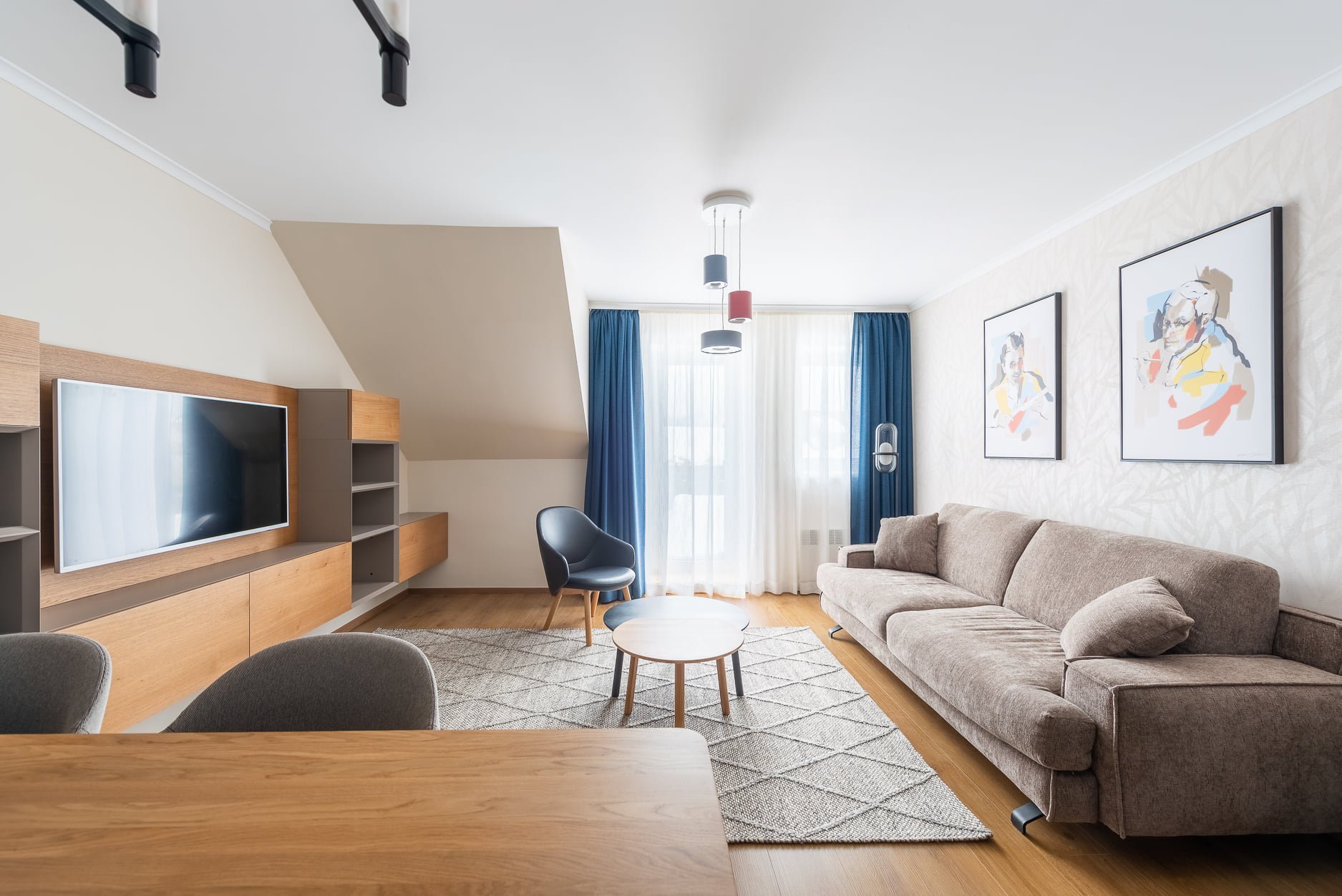 Apartmán s modrou kuchyňskou linkou