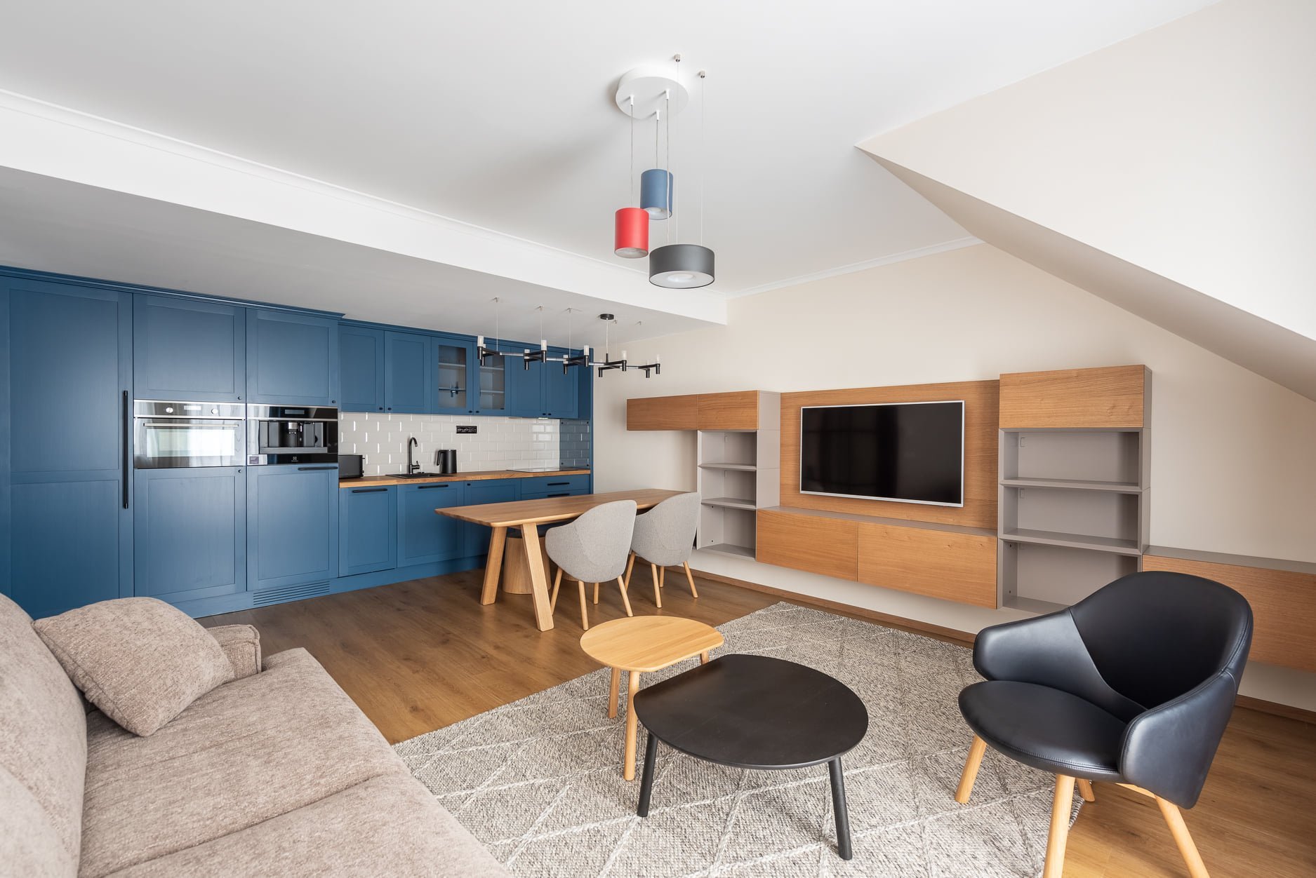 Apartmán s modrou kuchyňskou linkou