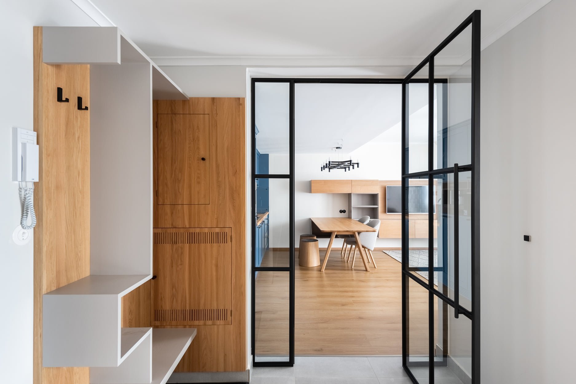 Apartmán s modrou kuchyňskou linkou