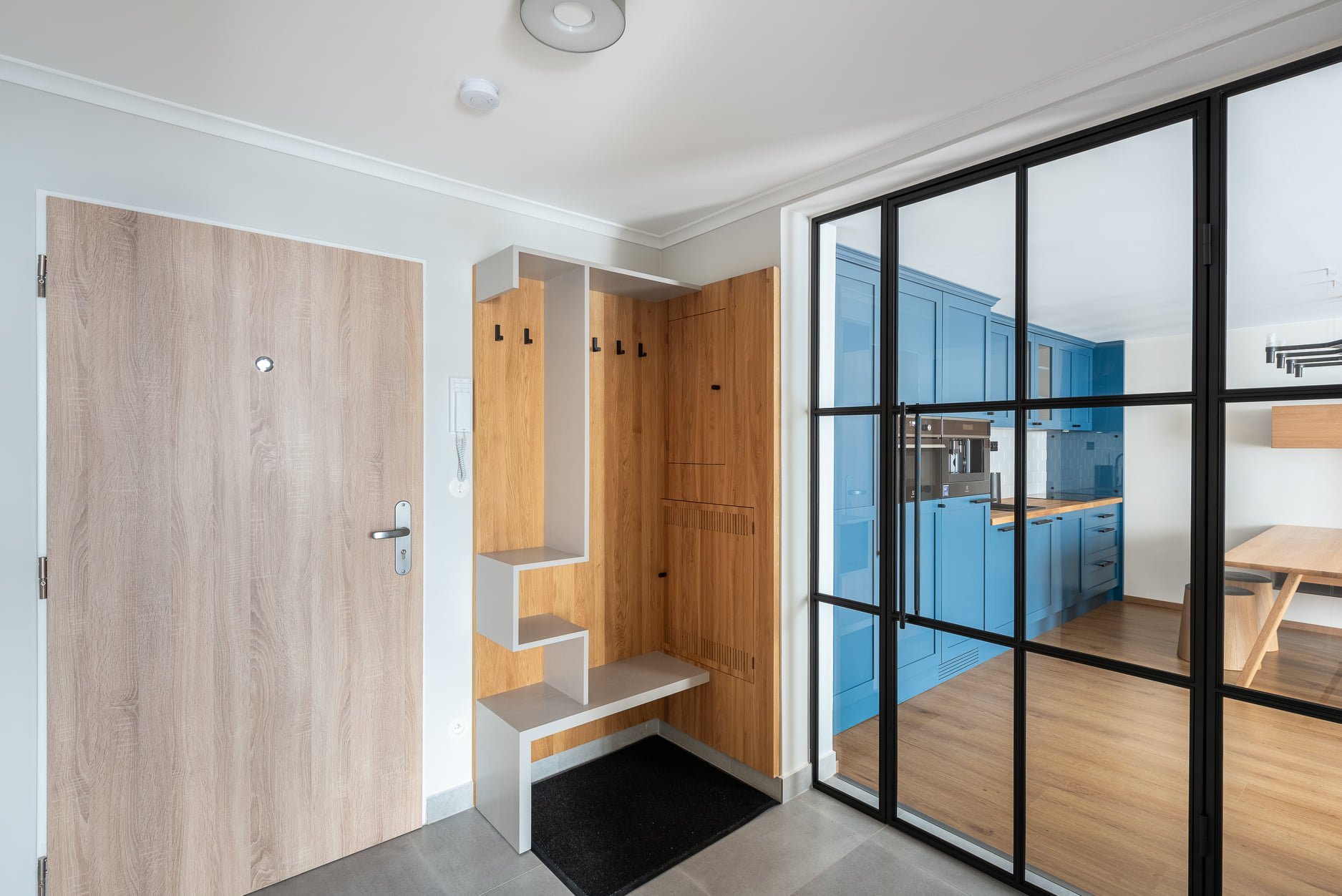 Apartmán s modrou kuchyňskou linkou