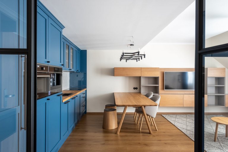 Apartmán s modrou kuchyňskou linkou