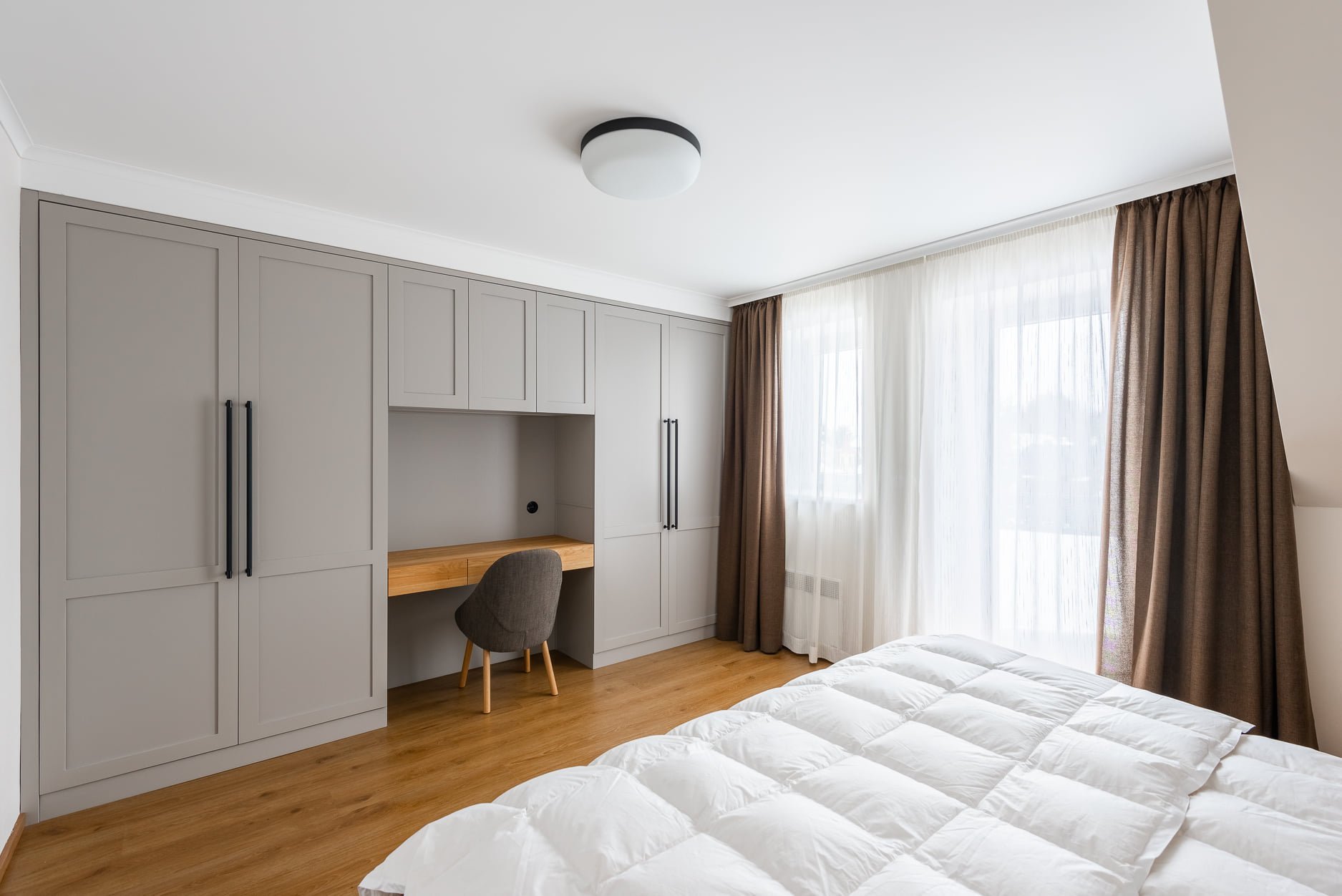 Apartmán s modrou kuchyňskou linkou