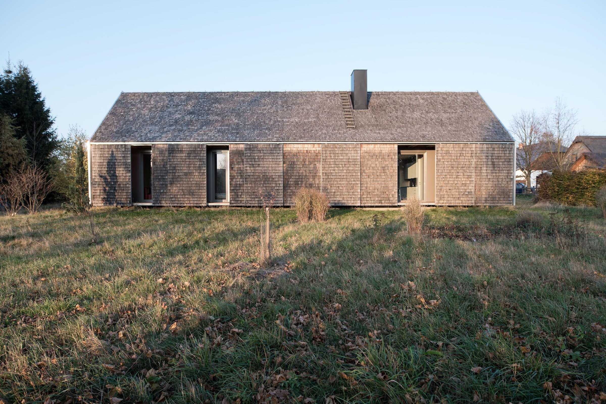 Dřevěný dům na Vysočině vychází z tradičních lidových stavení