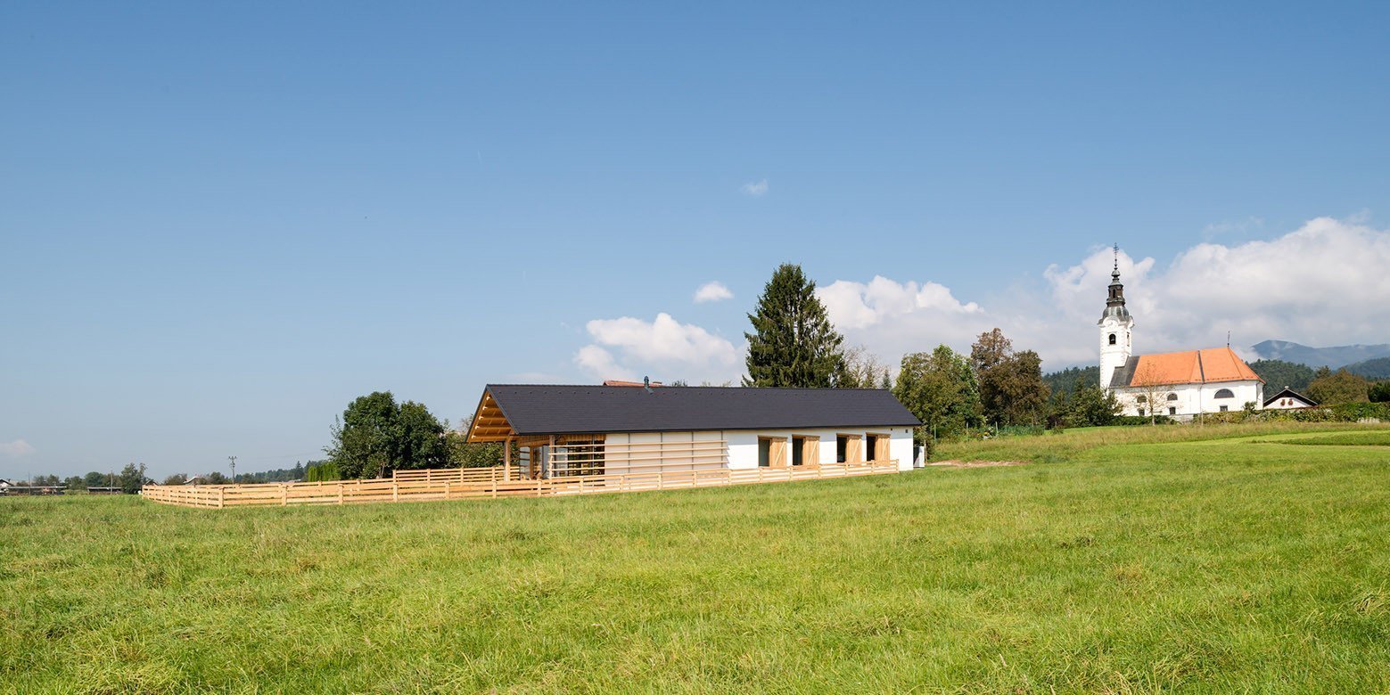 Dům připomínající stodolu