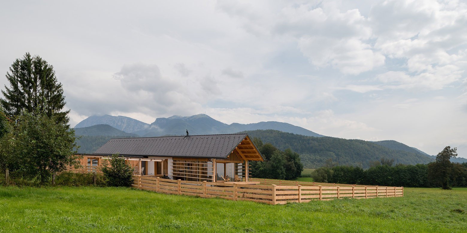 Dům připomínající stodolu