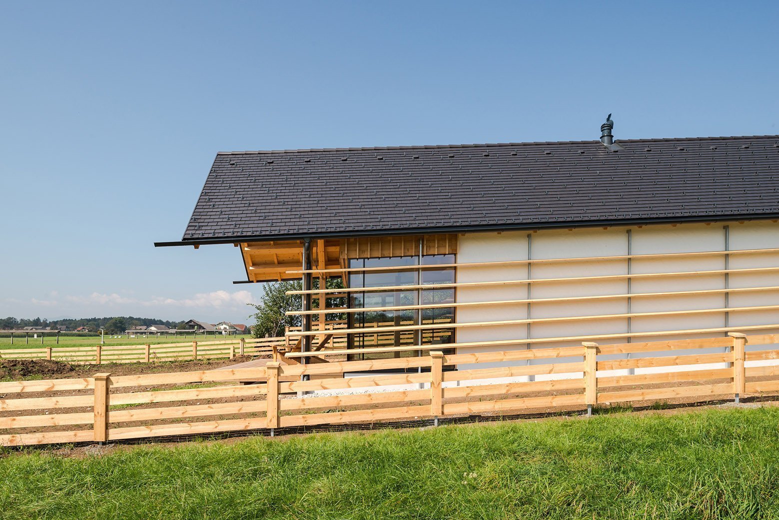 Dům připomínající stodolu