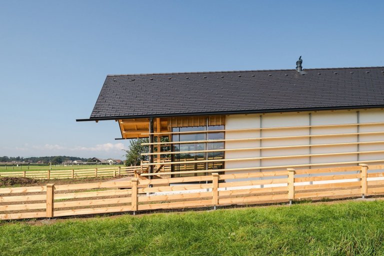 Dům připomínající stodolu