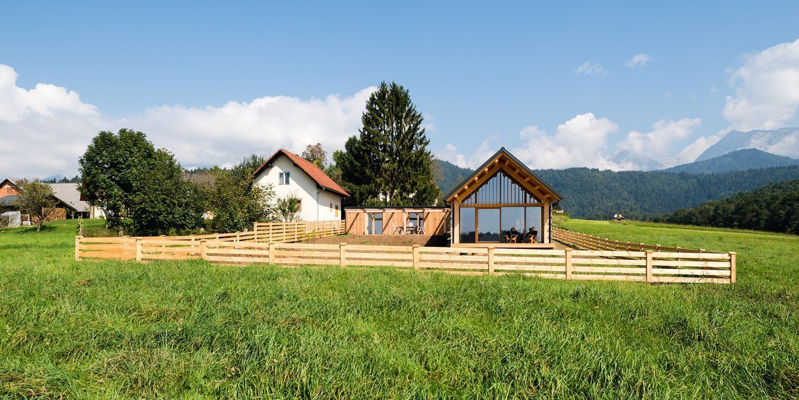 Dům připomínající stodolu